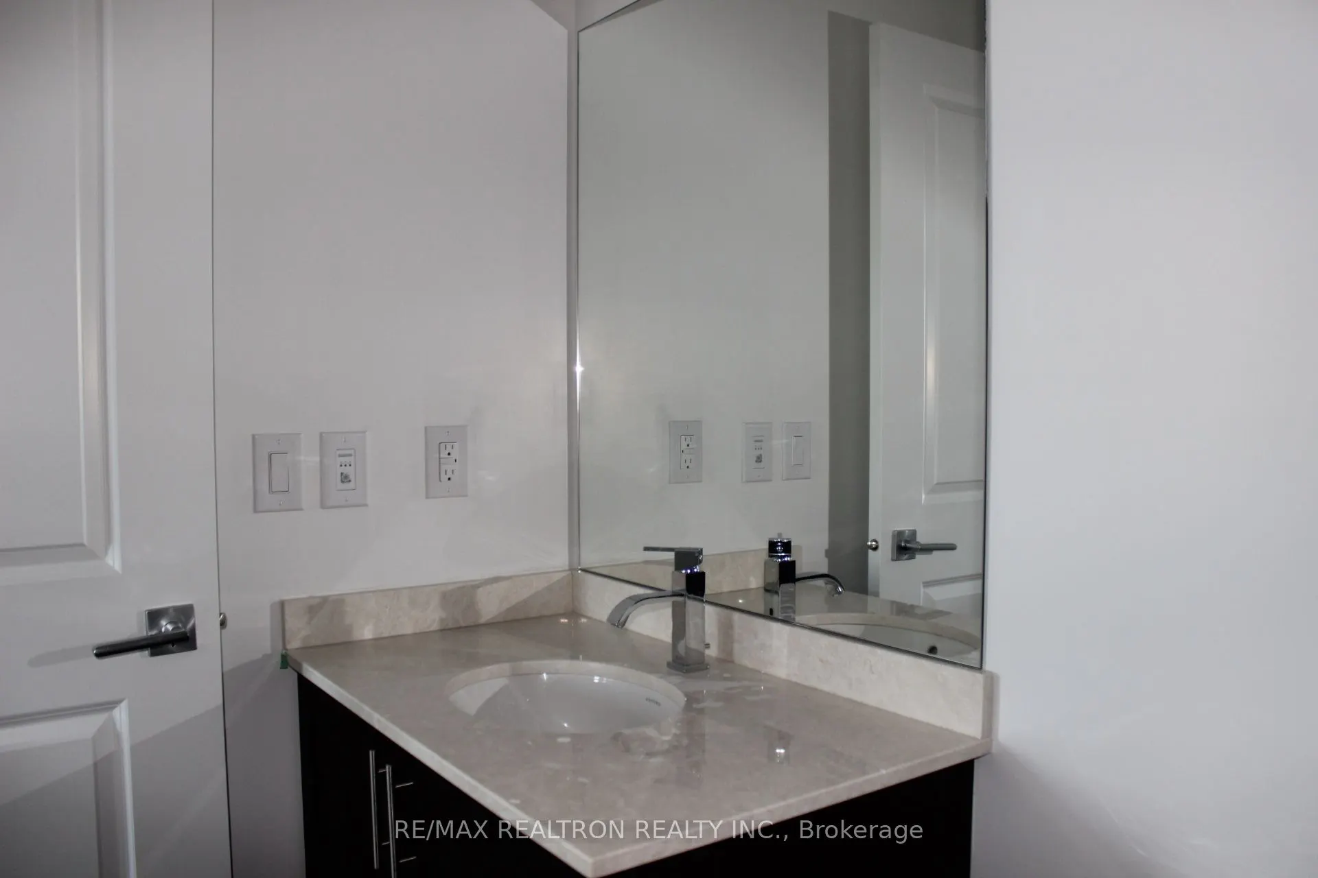 7167 Yonge Street, #PH10