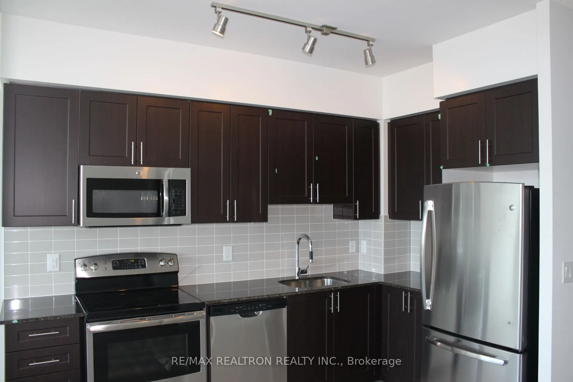 7167 Yonge Street, #PH10