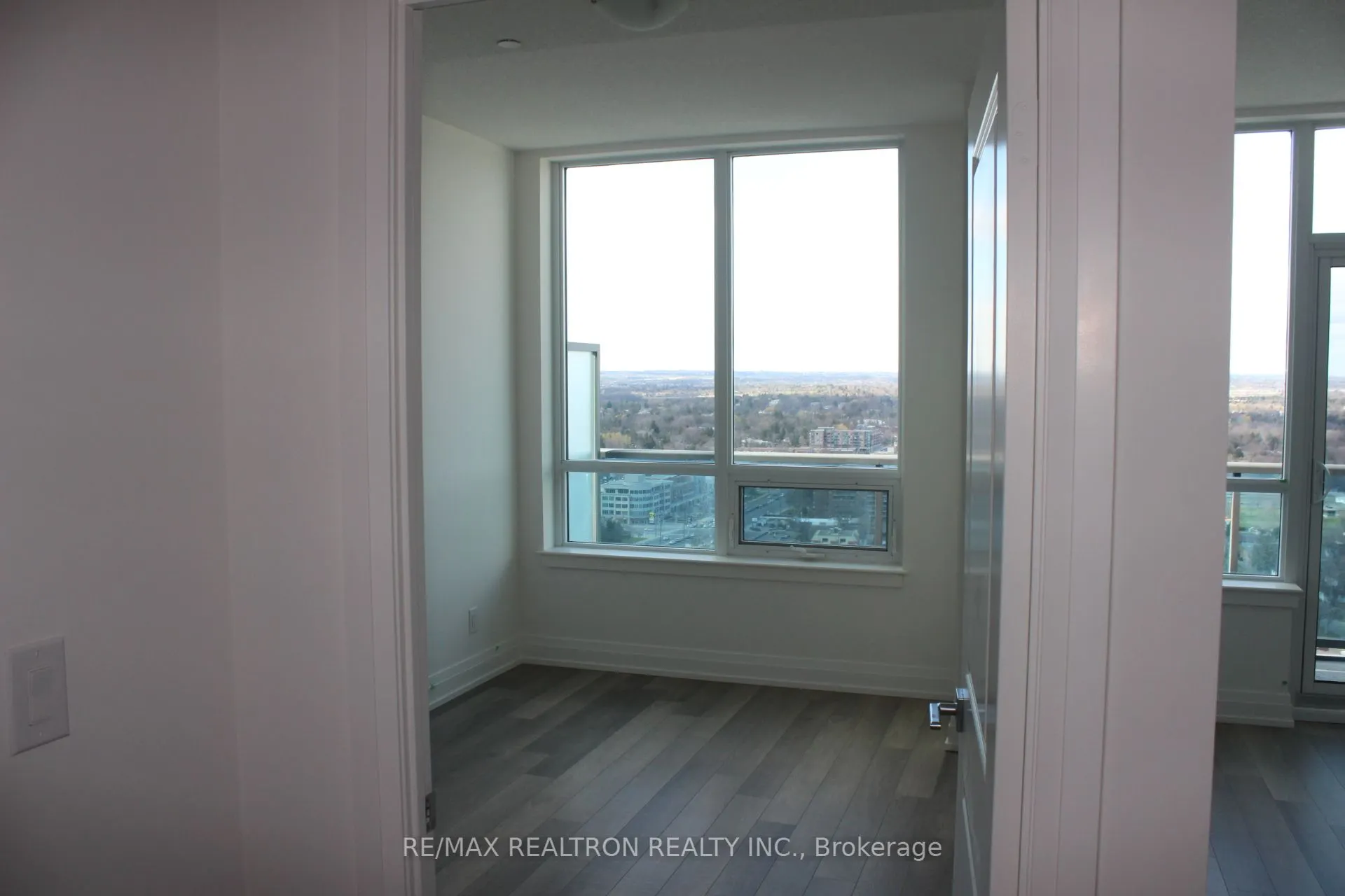 7167 Yonge Street, #PH10