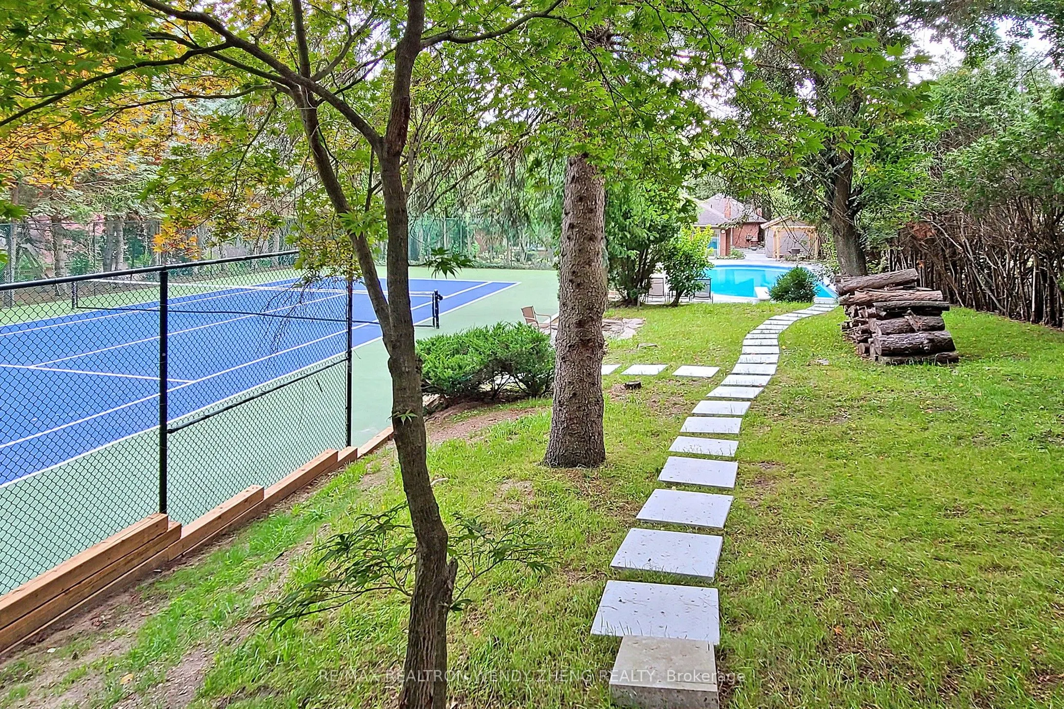 305 Woodland Acres Crescent