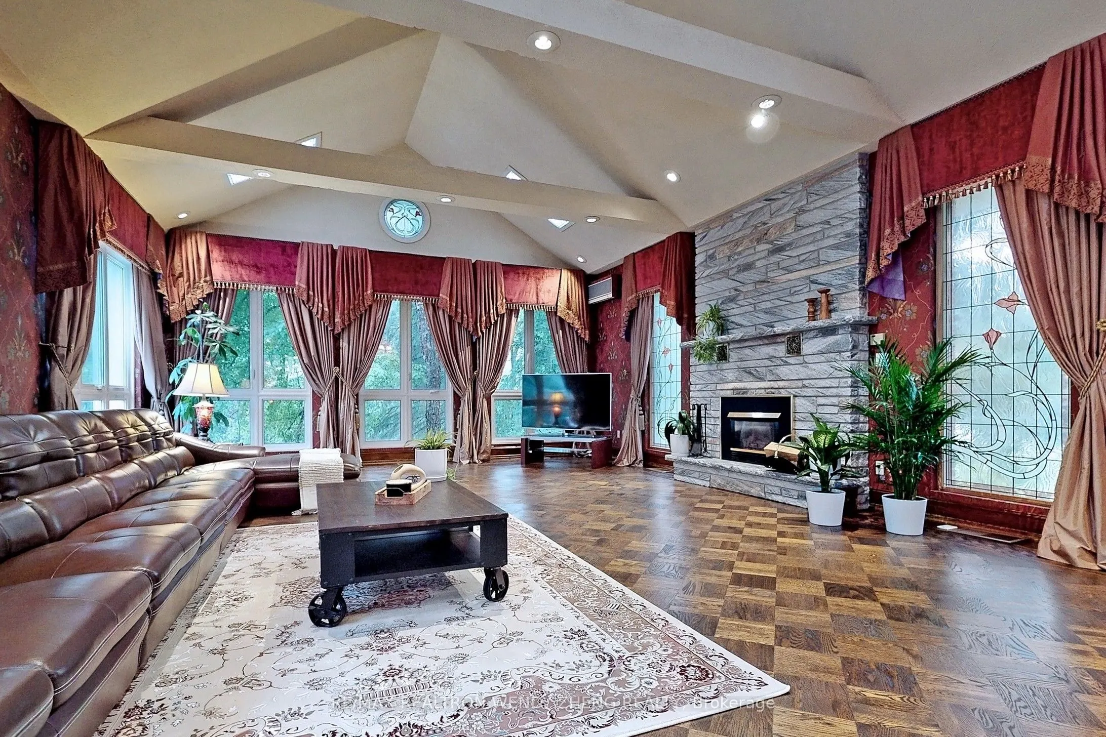 305 Woodland Acres Crescent