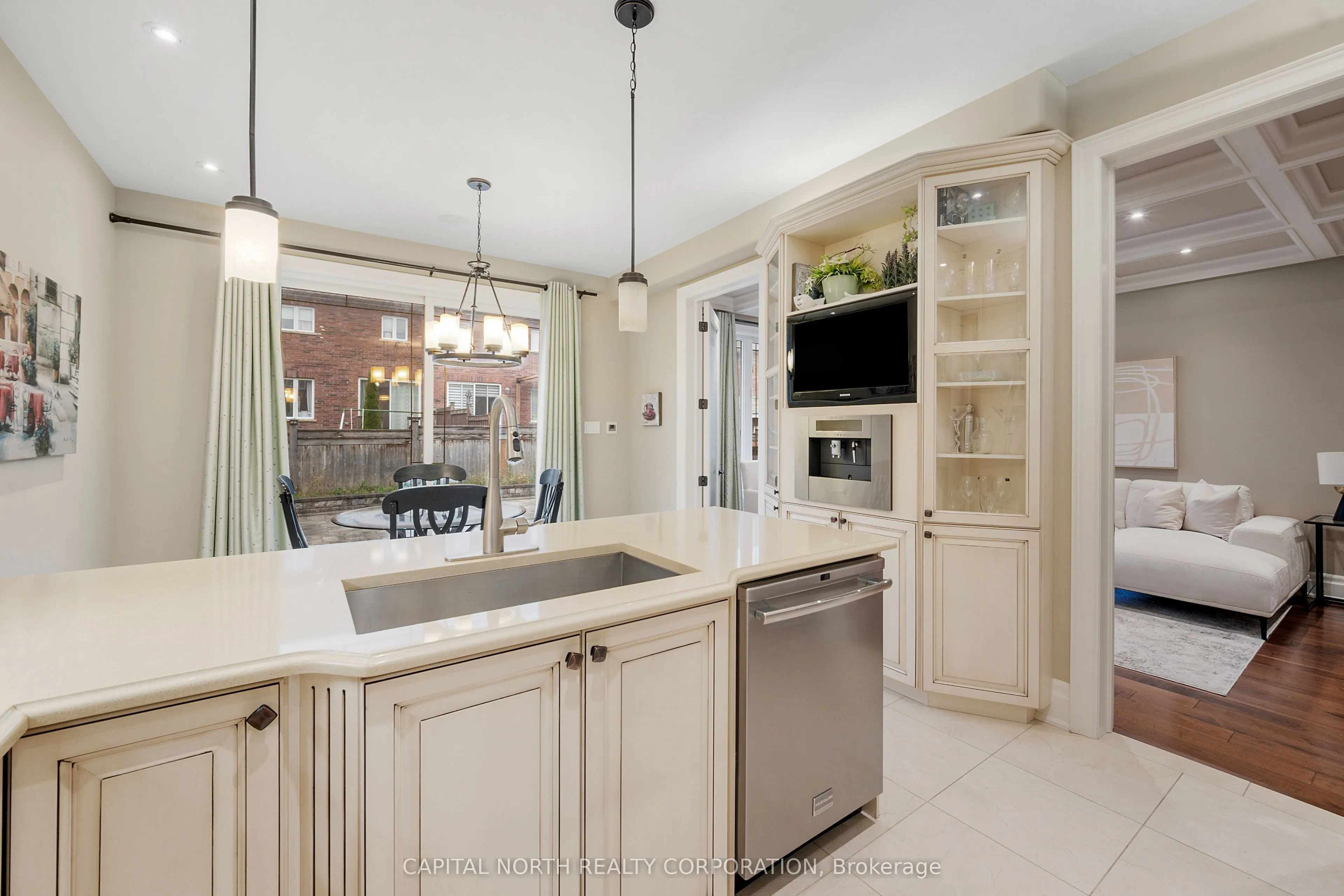 230 King Street S