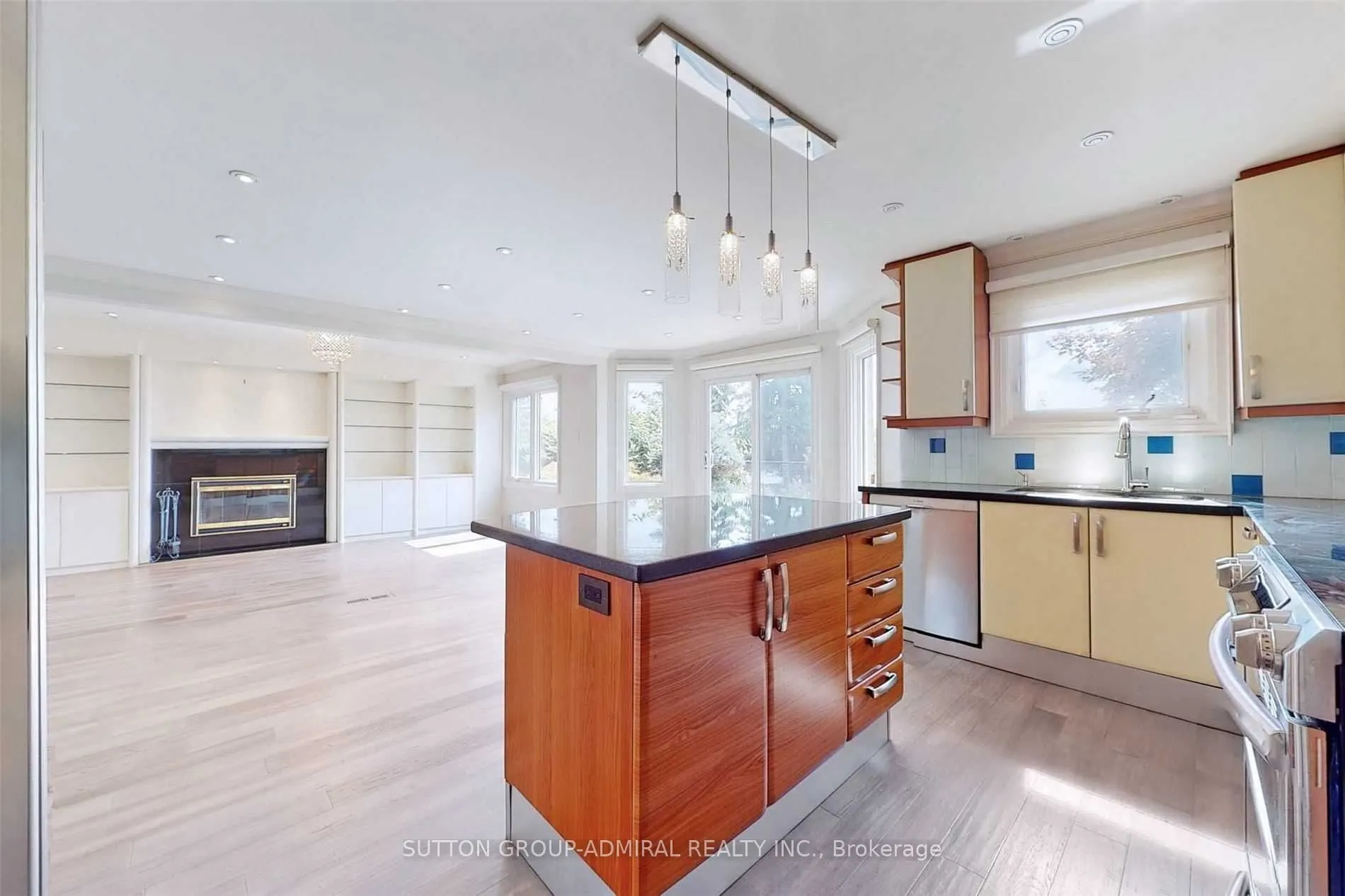 15 Dundurn Crescent