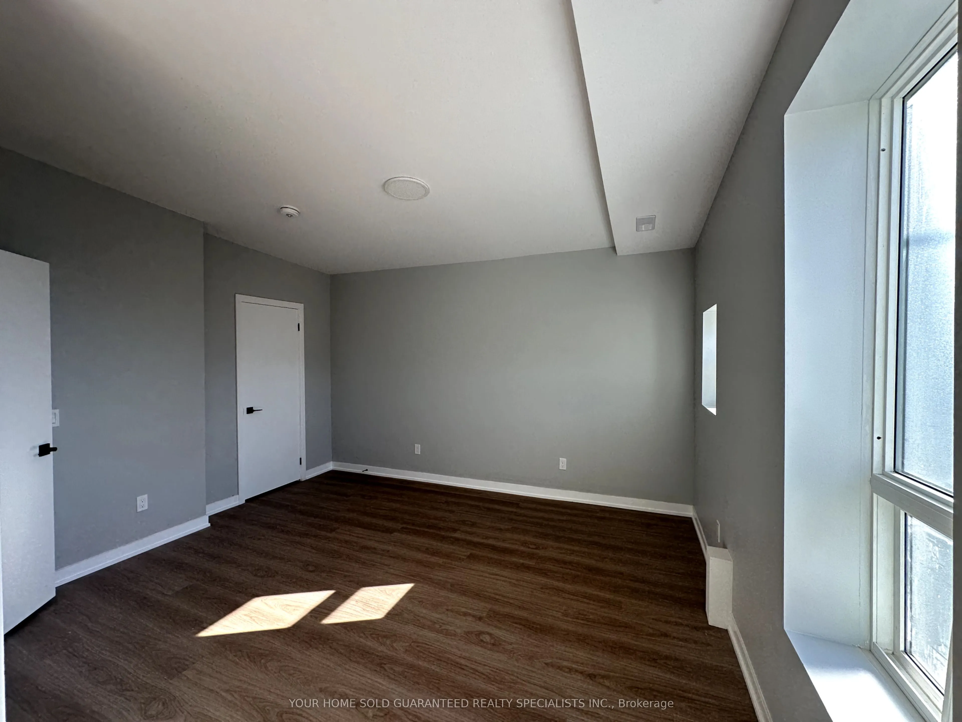 9 Wellington Street E, #A