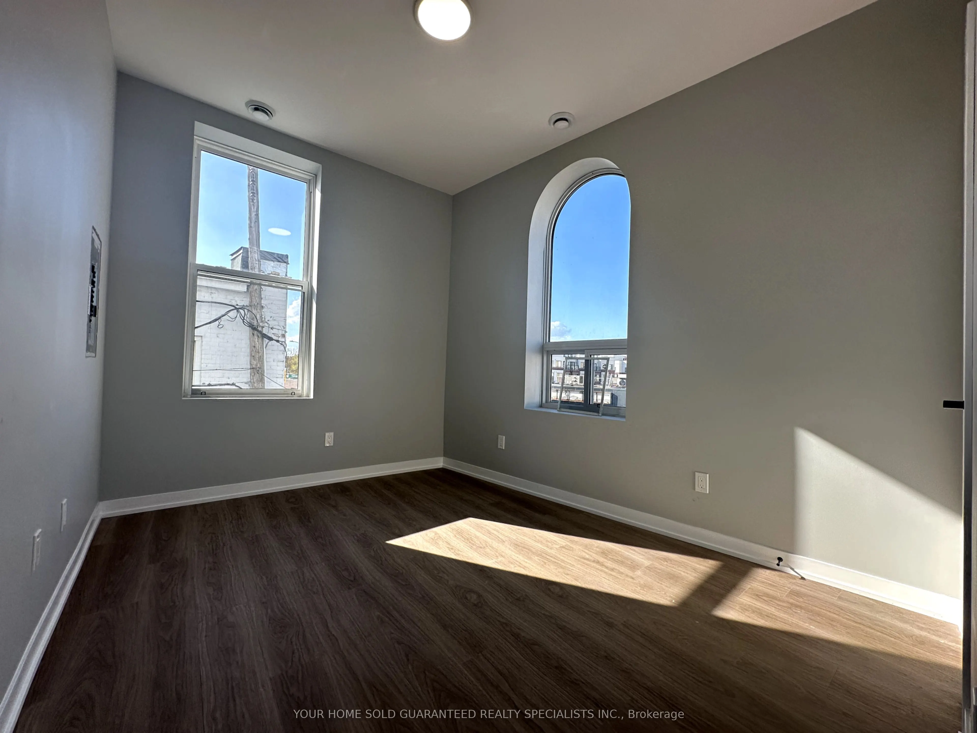 9 Wellington Street E, #C