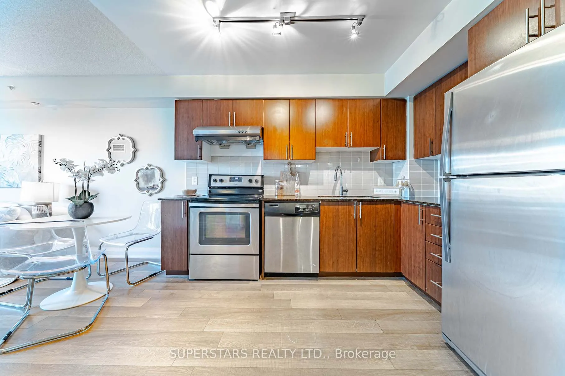 372 Highway 7 E, #516