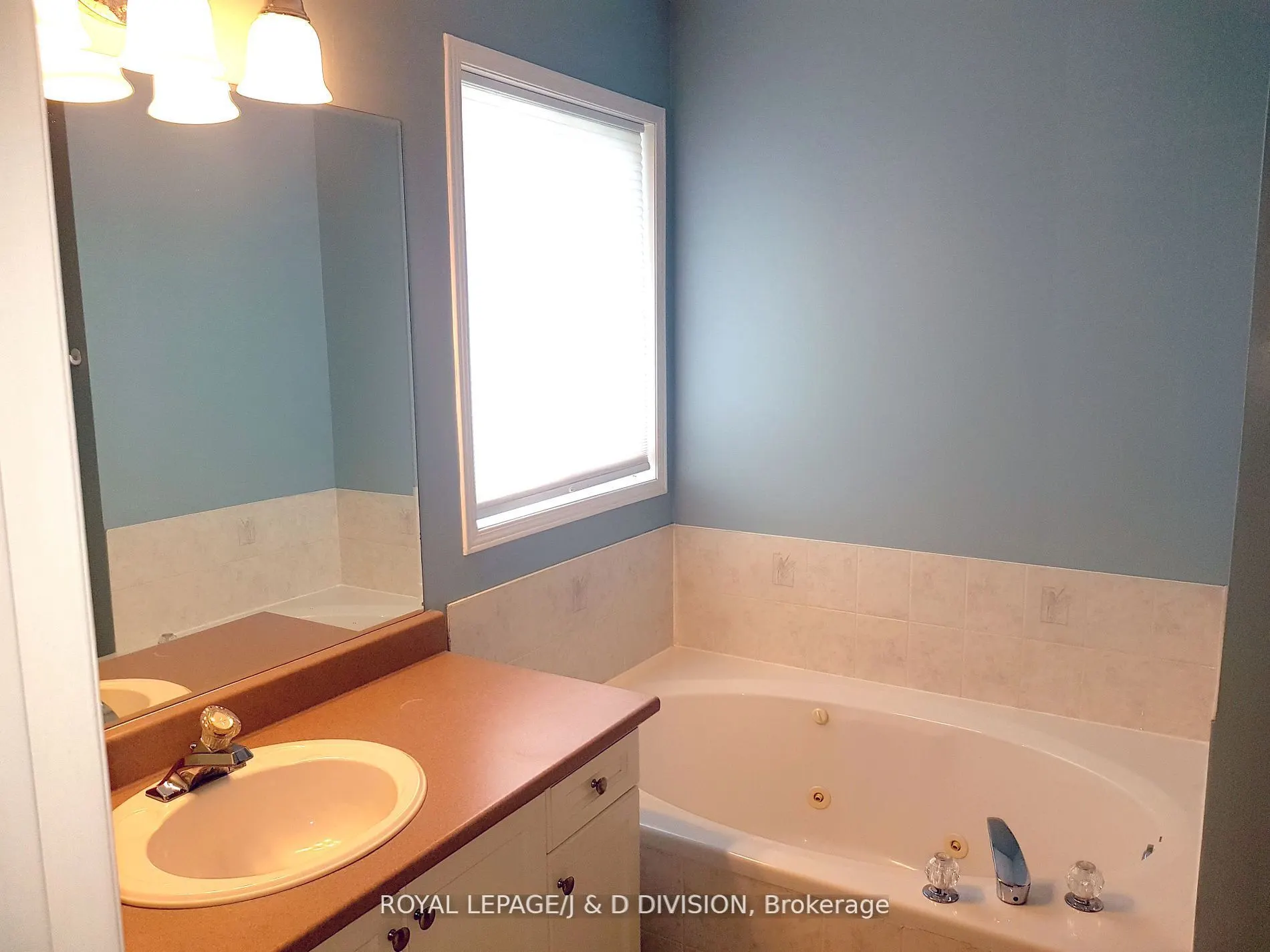 554 Heddle Crescent