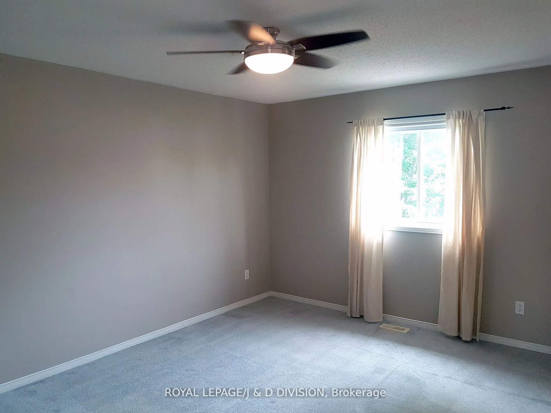 554 Heddle Crescent