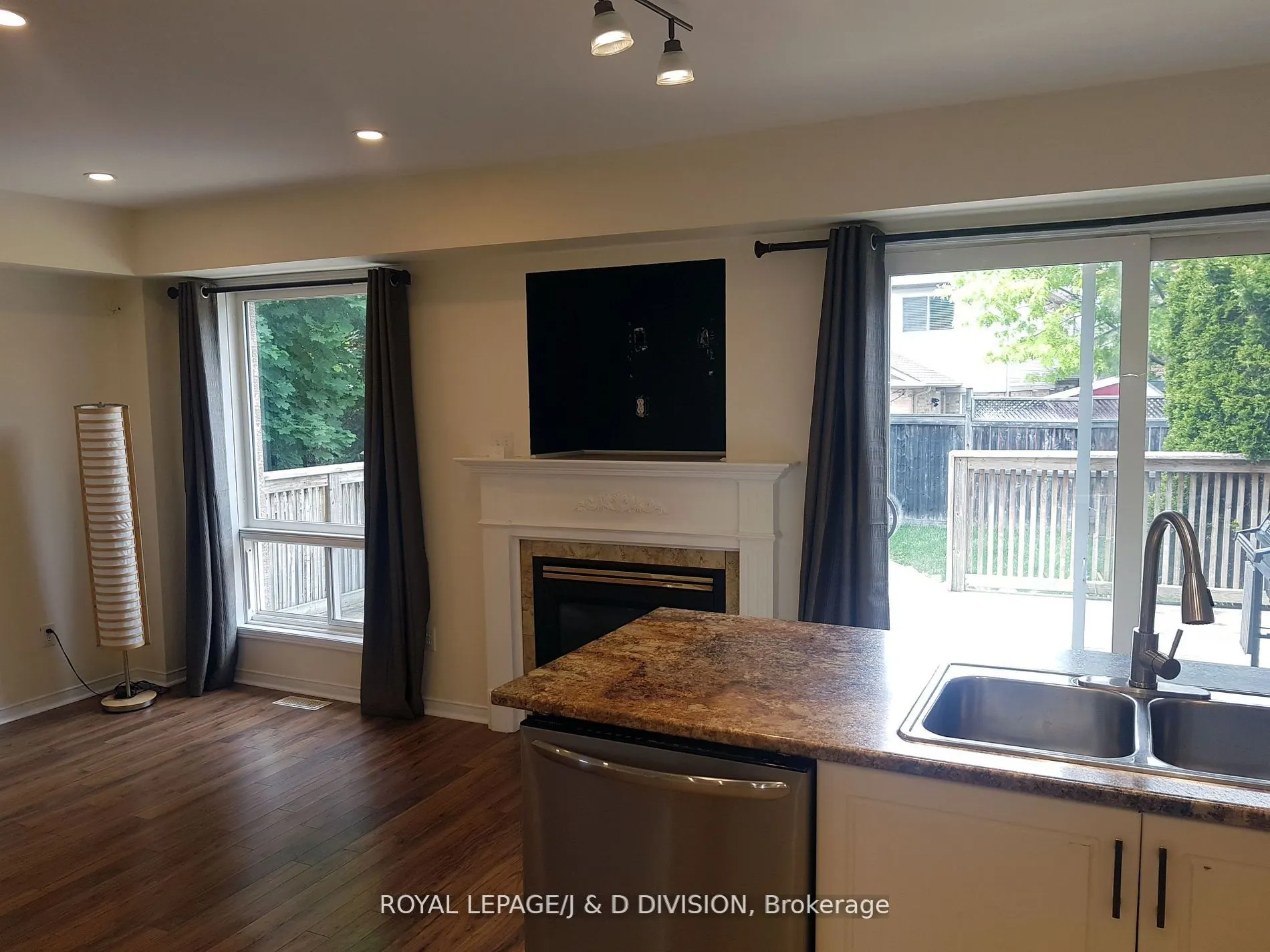 554 Heddle Crescent
