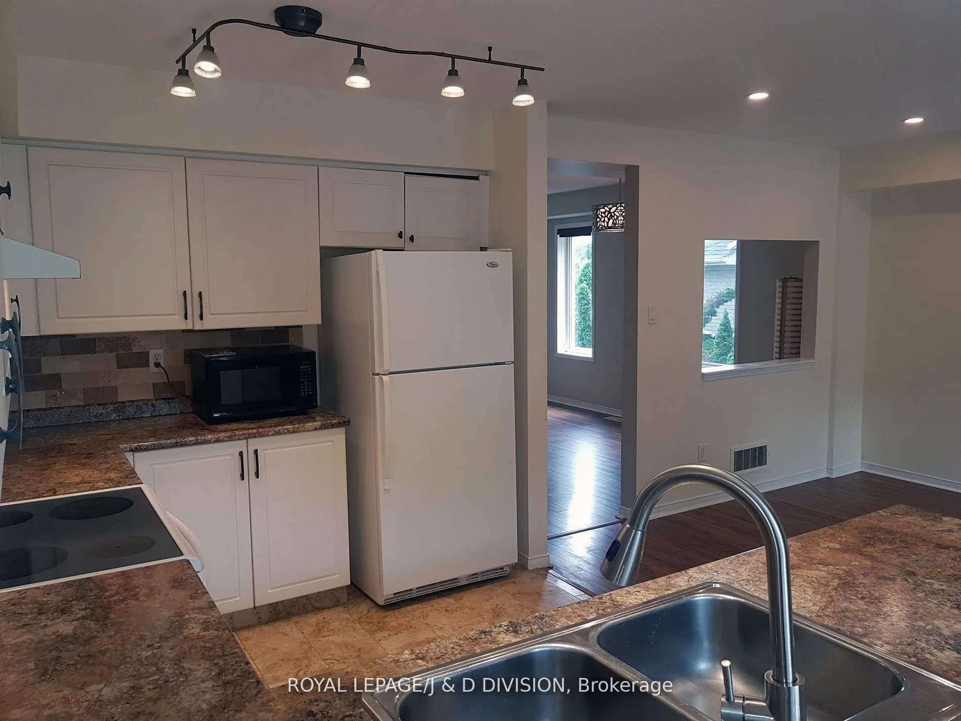 554 Heddle Crescent