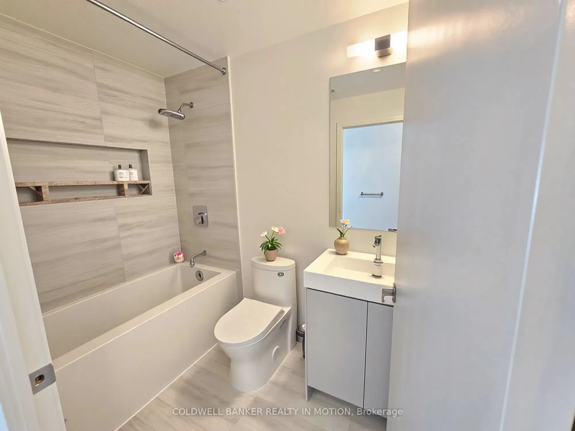10 Abeja Street, #2418