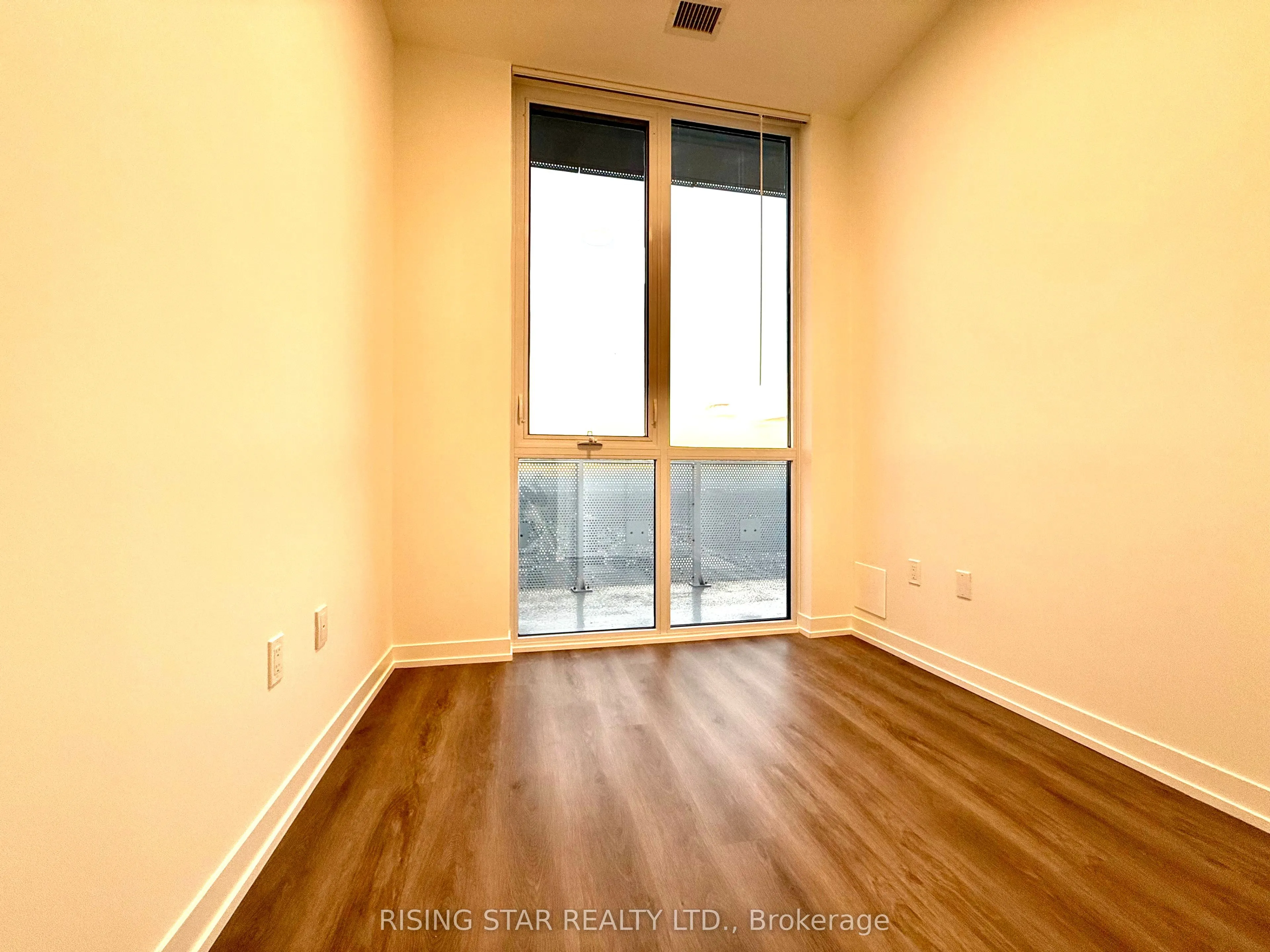 195 Commerce Street W, #PH-105