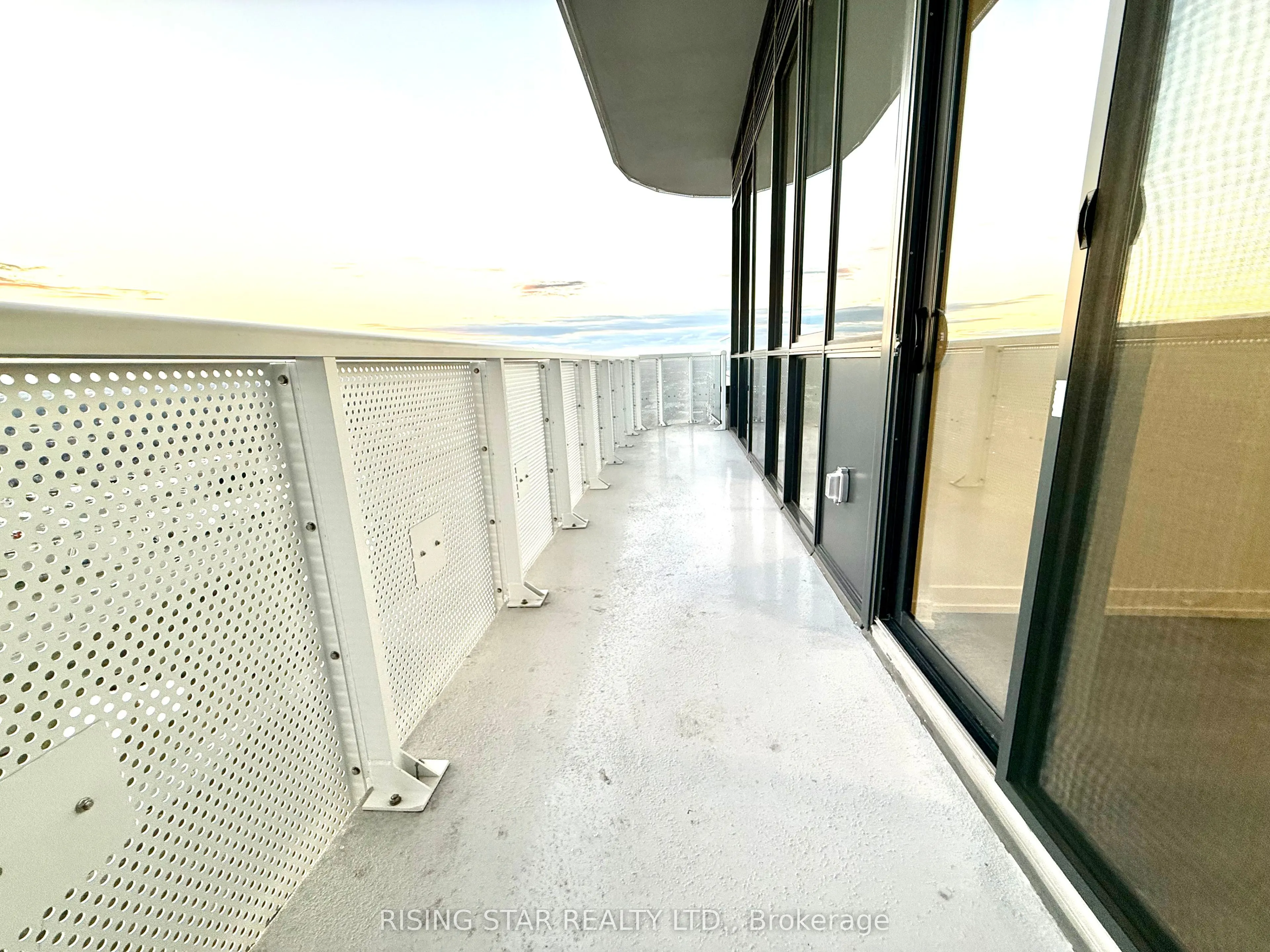 195 Commerce Street W, #PH-105