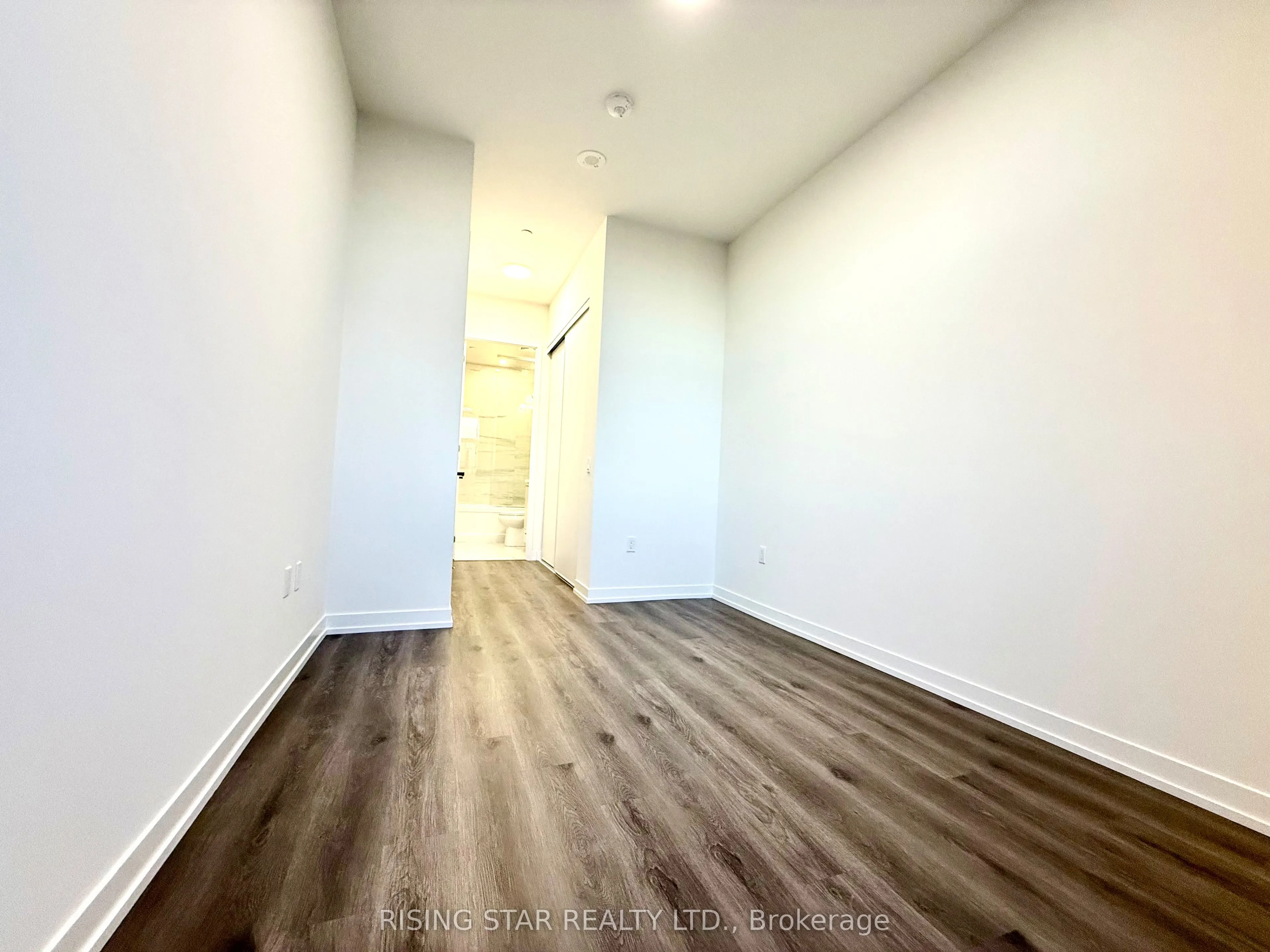 195 Commerce Street W, #PH-105
