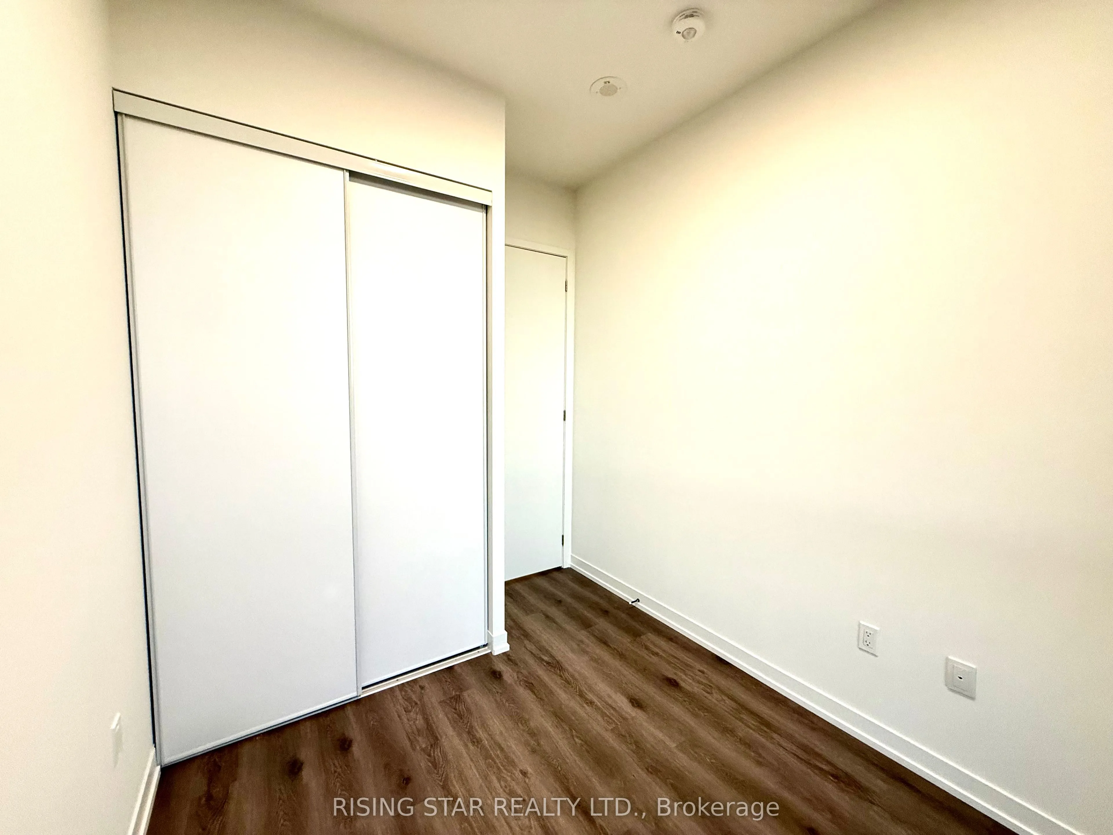 195 Commerce Street W, #PH-105