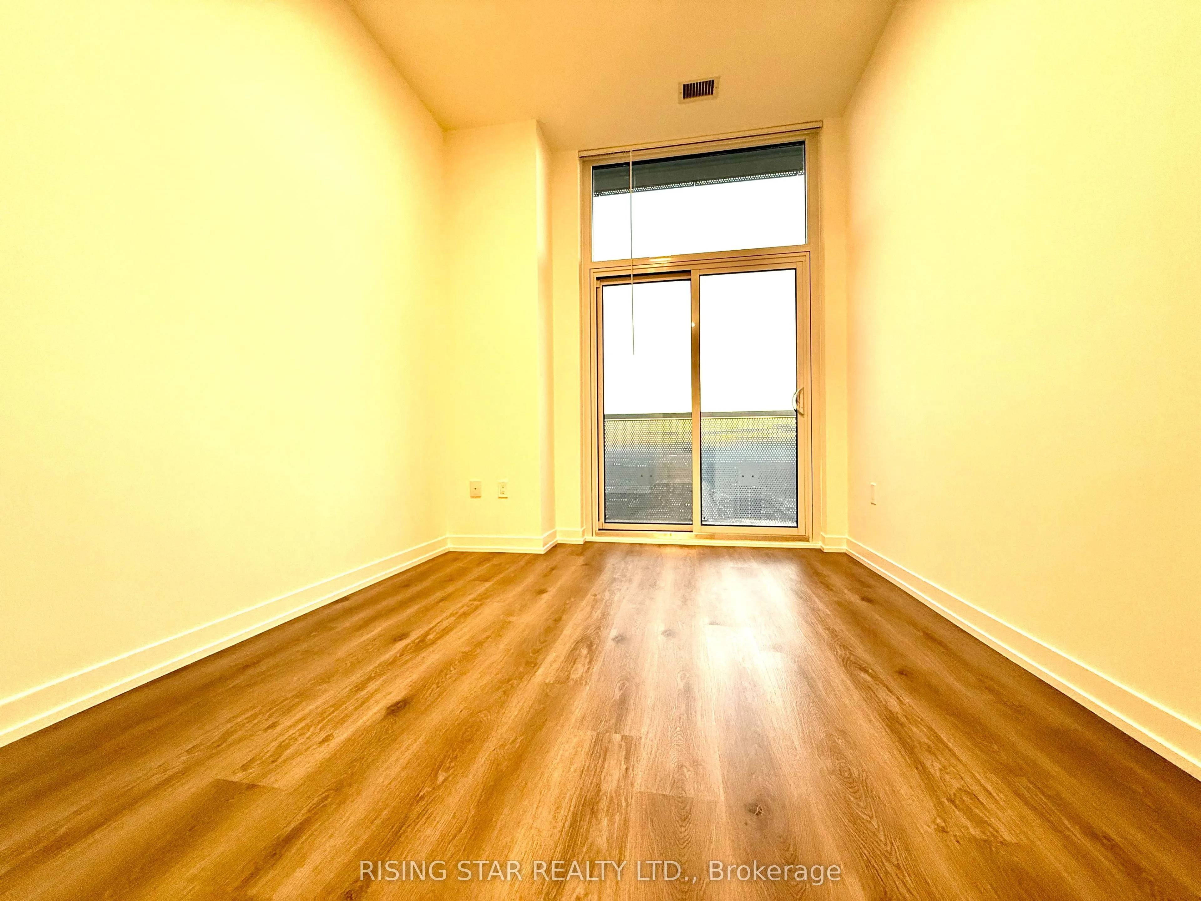 195 Commerce Street W, #PH-105