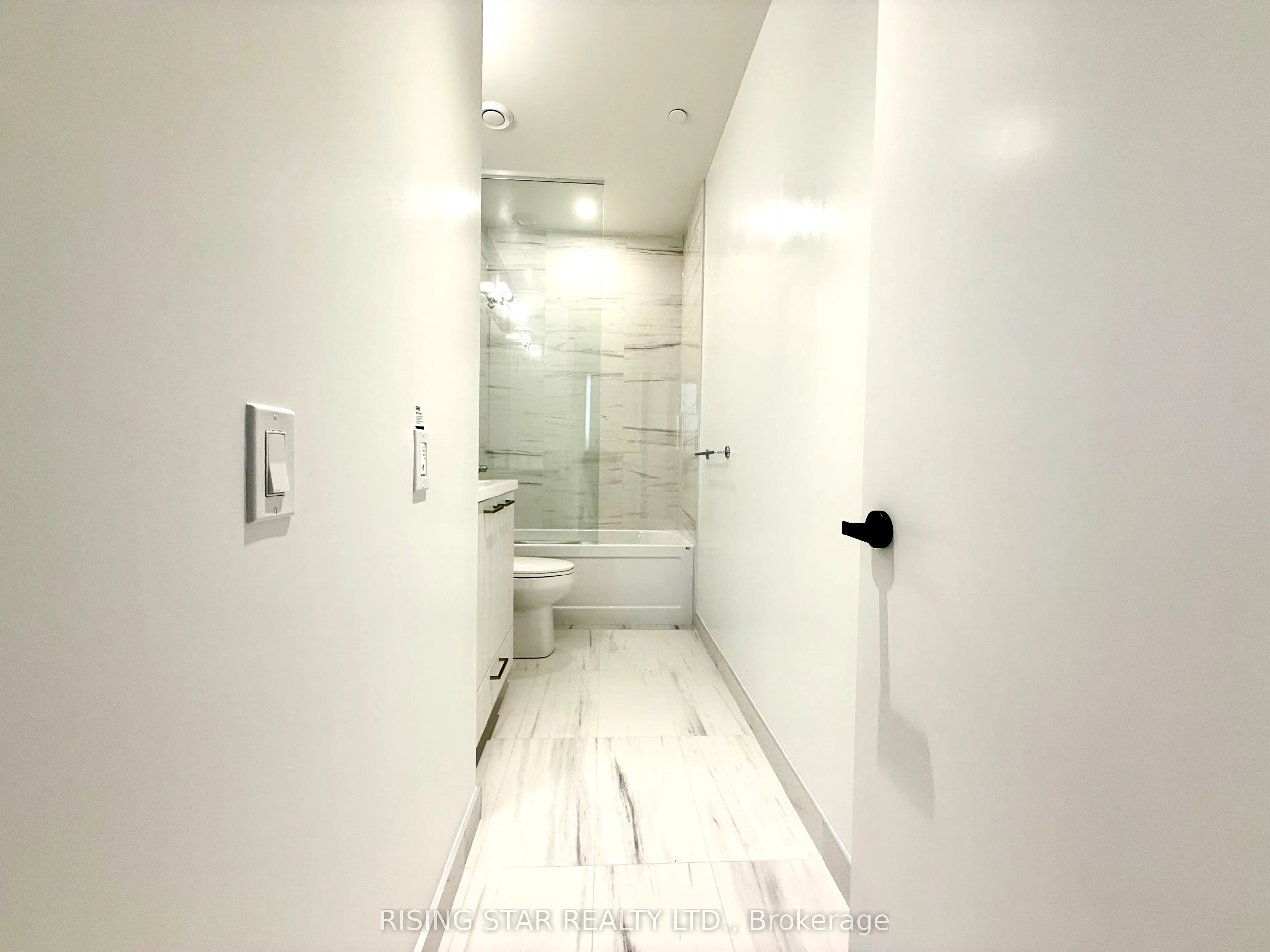 195 Commerce Street W, #PH-105