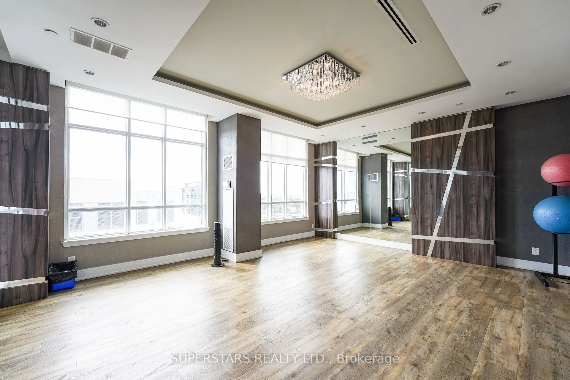 9199 Yonge Street, #807