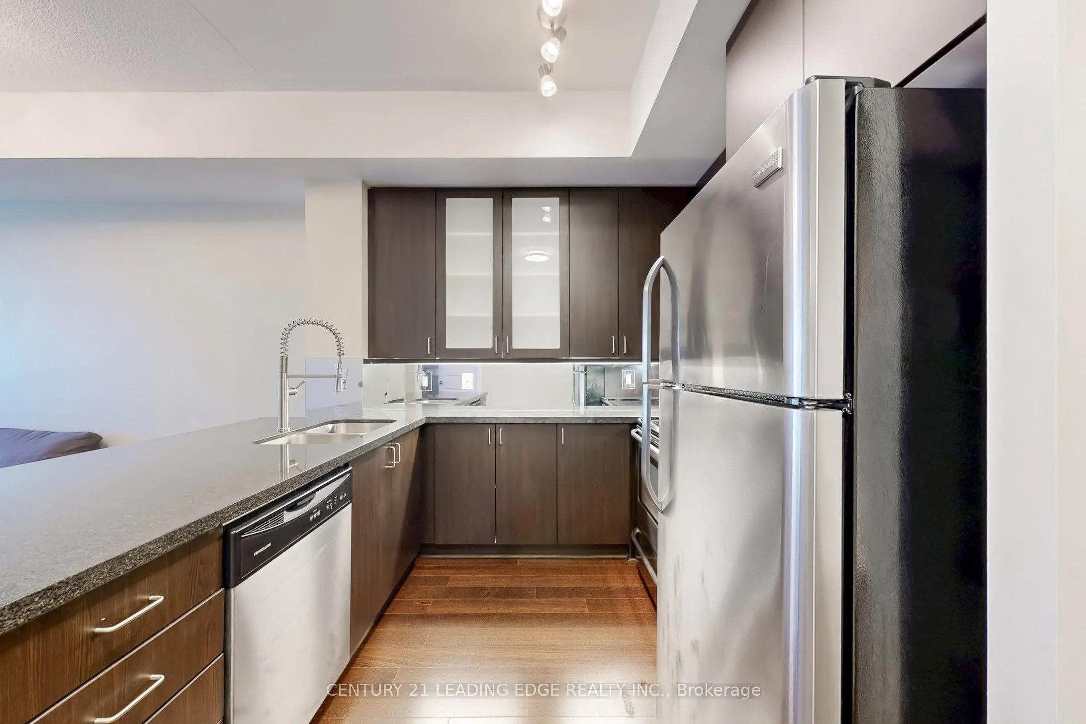 131 Upper Duke Crescent, #906
