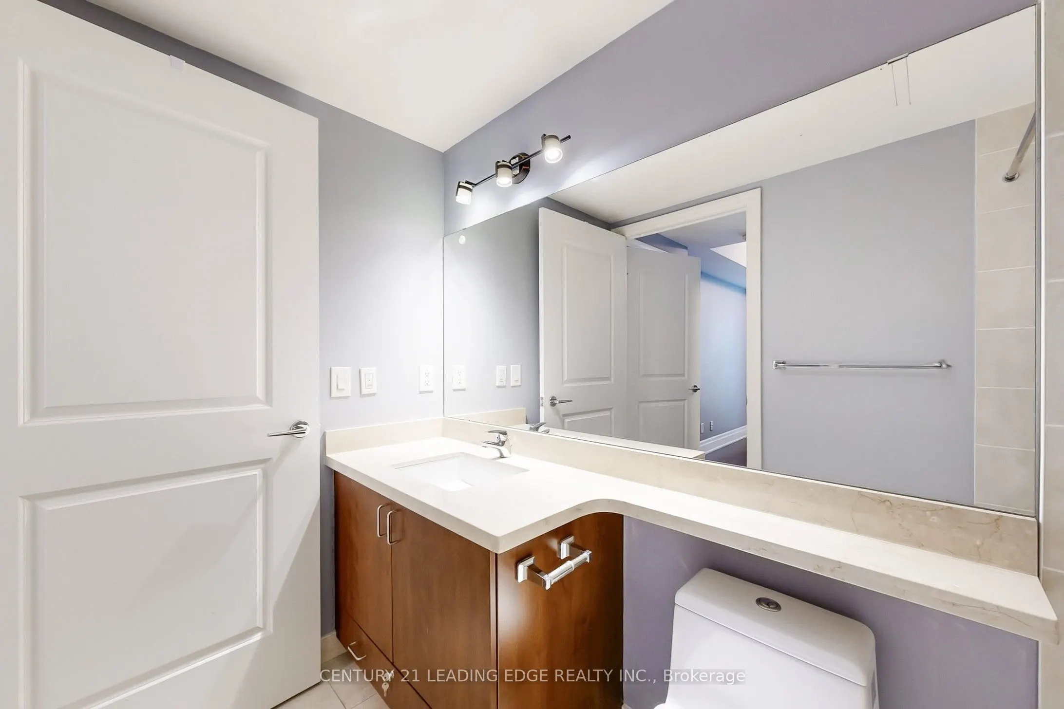 131 Upper Duke Crescent, #906