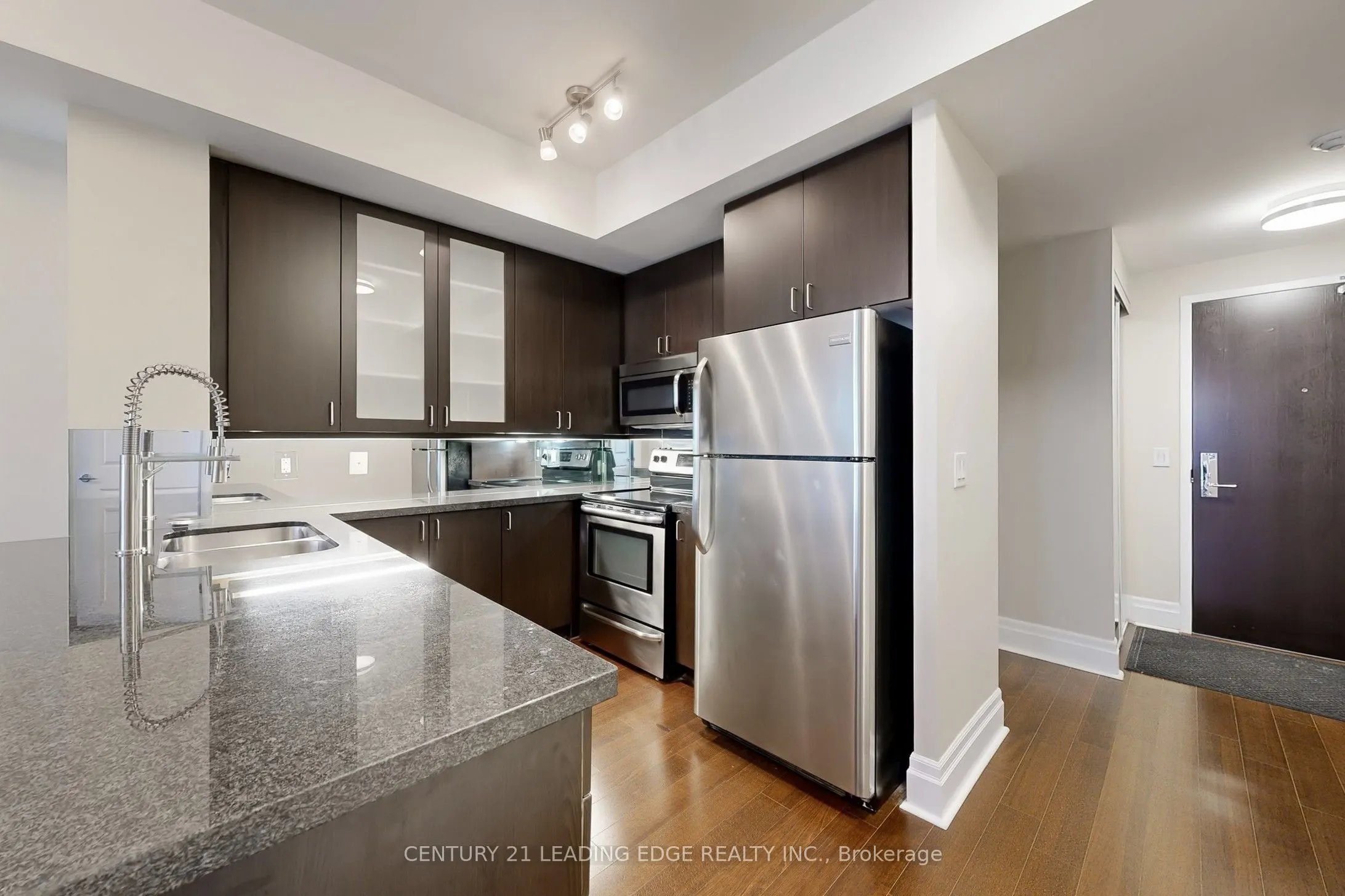131 Upper Duke Crescent, #906