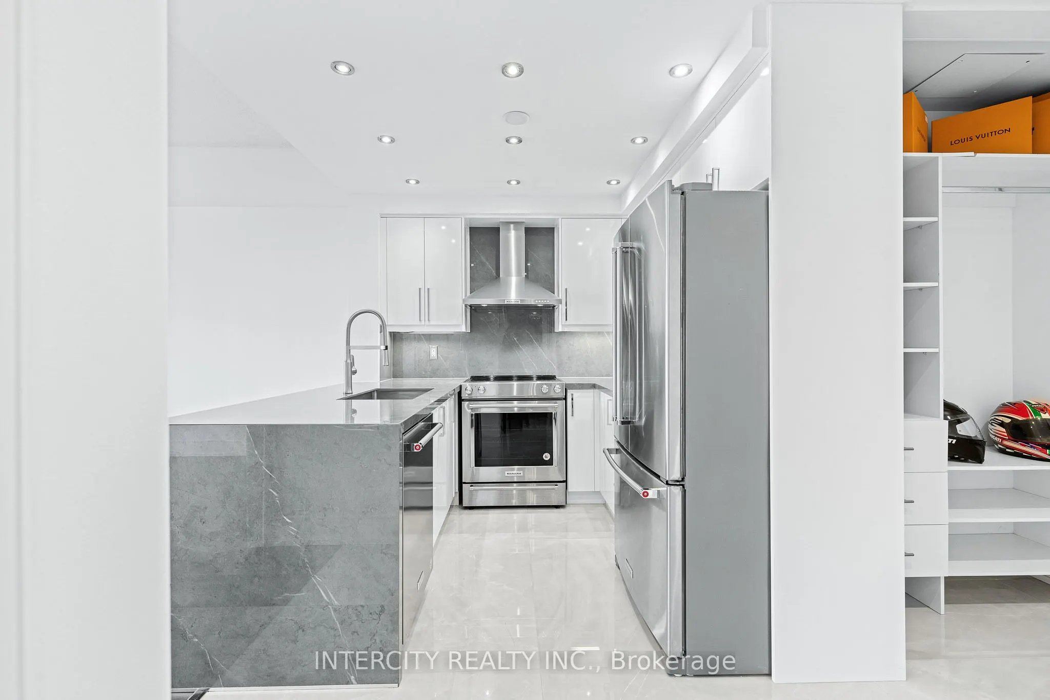 8 Maison Parc Court, #520