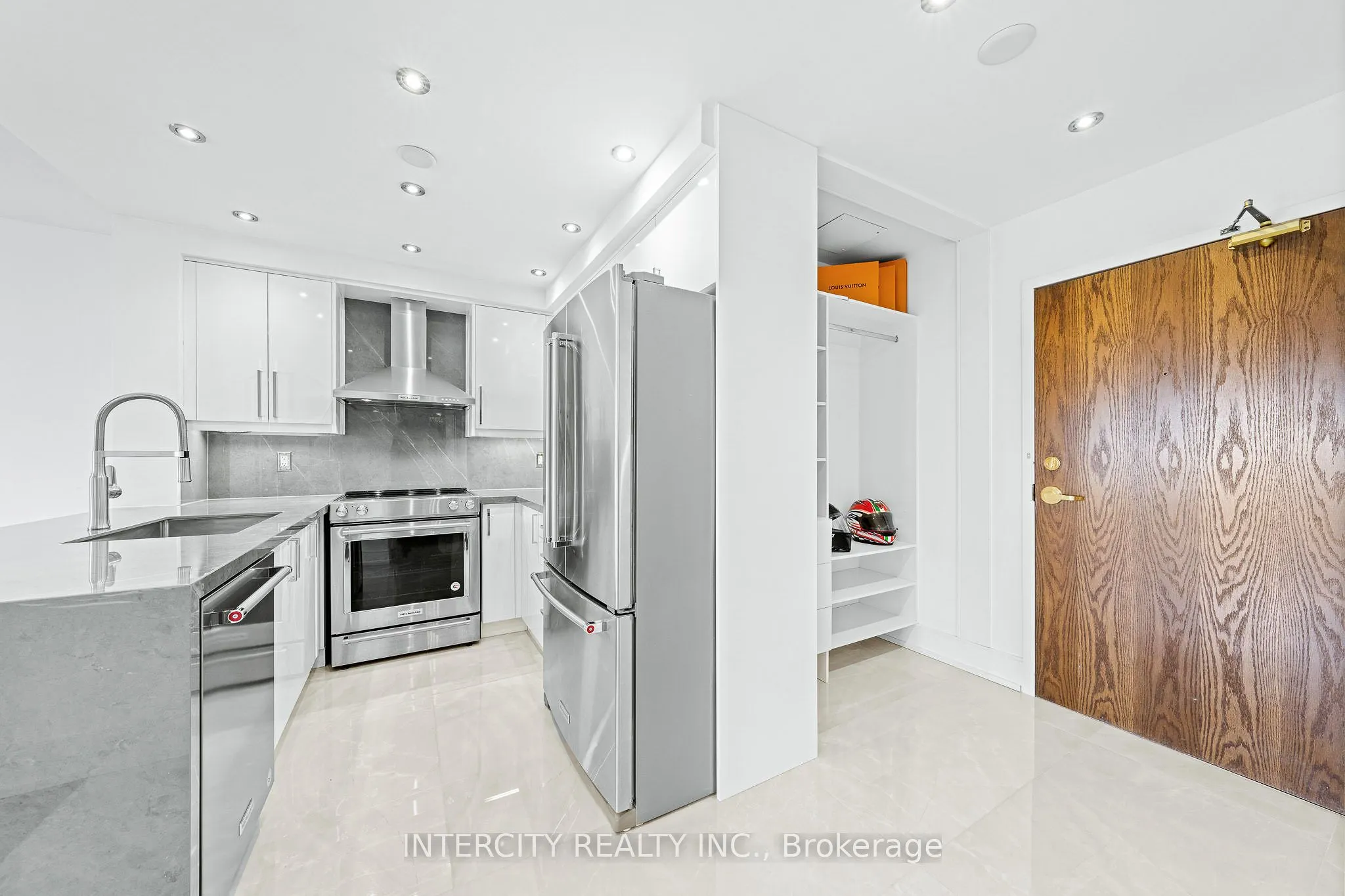8 Maison Parc Court, #520