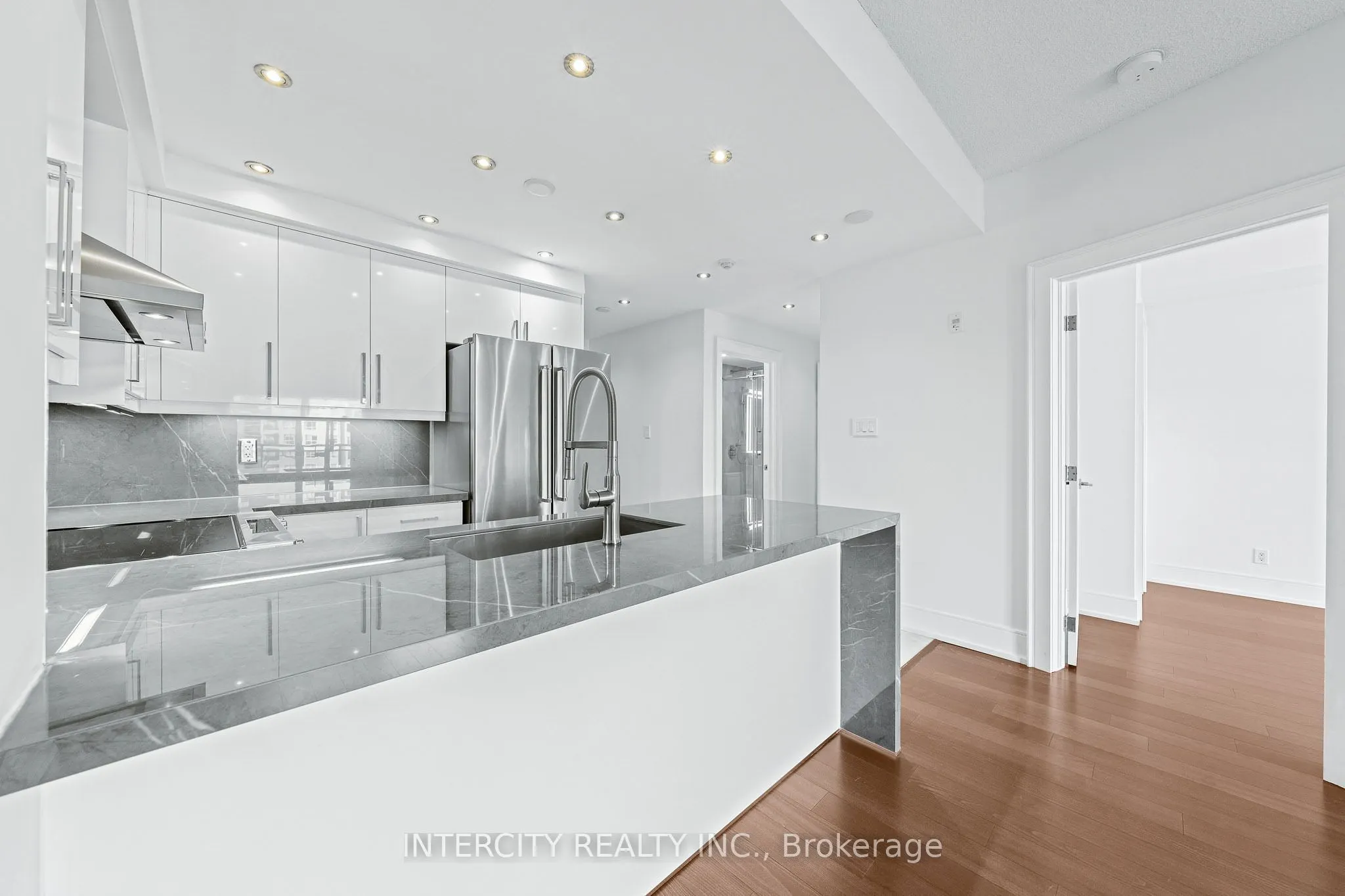 8 Maison Parc Court, #520