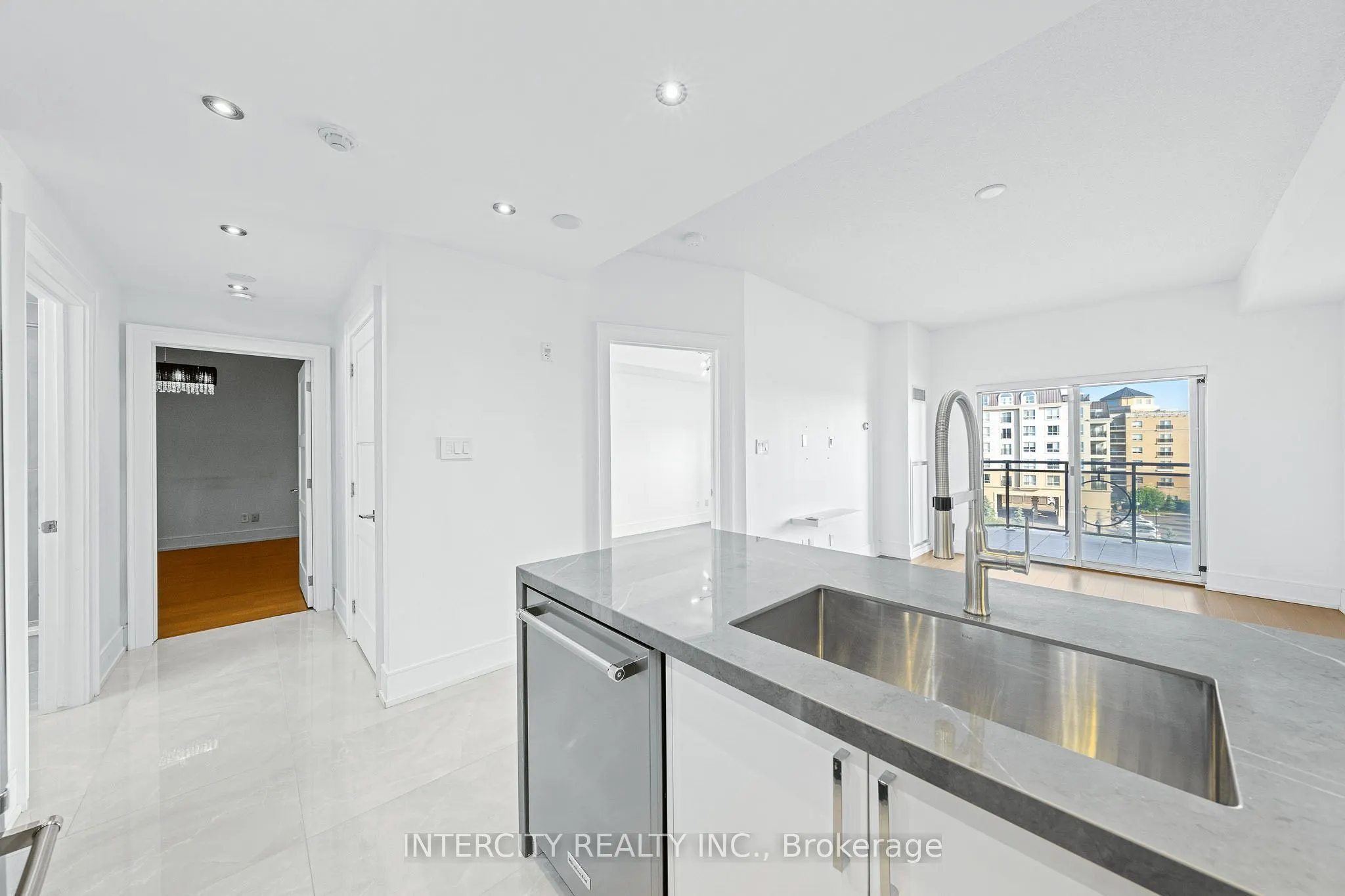 8 Maison Parc Court, #520