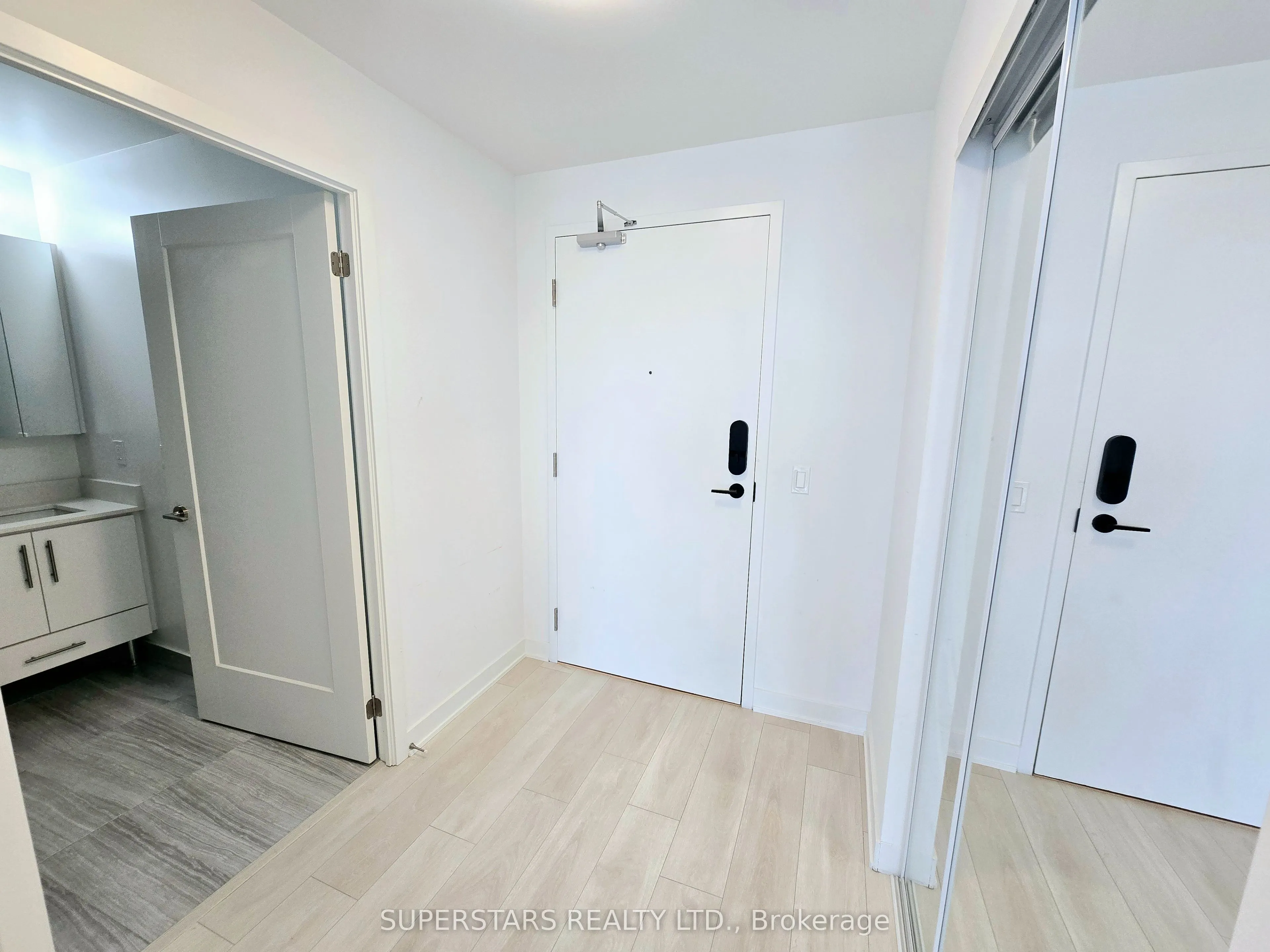 105 Oneida Crescent, #1401