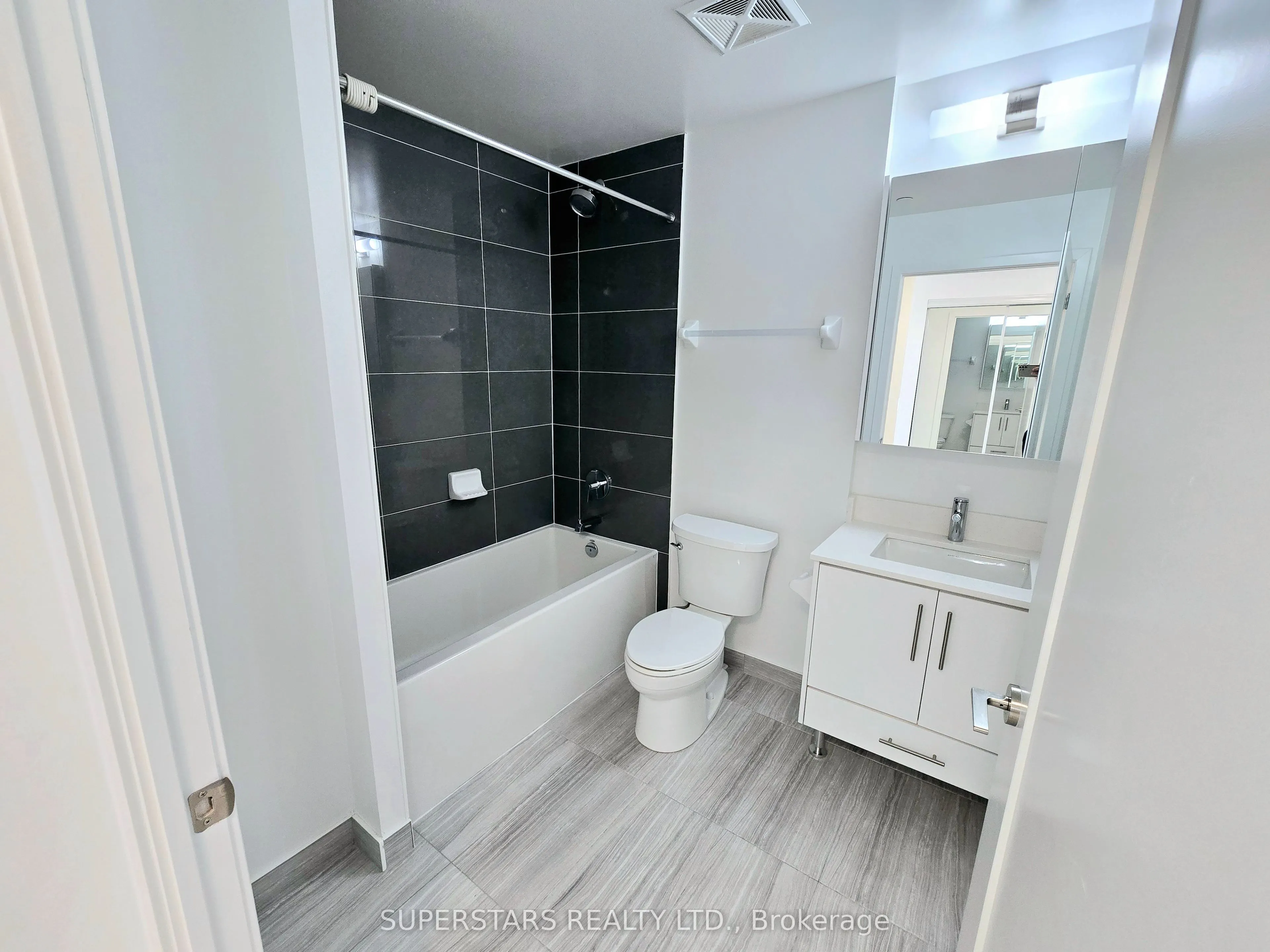105 Oneida Crescent, #1401