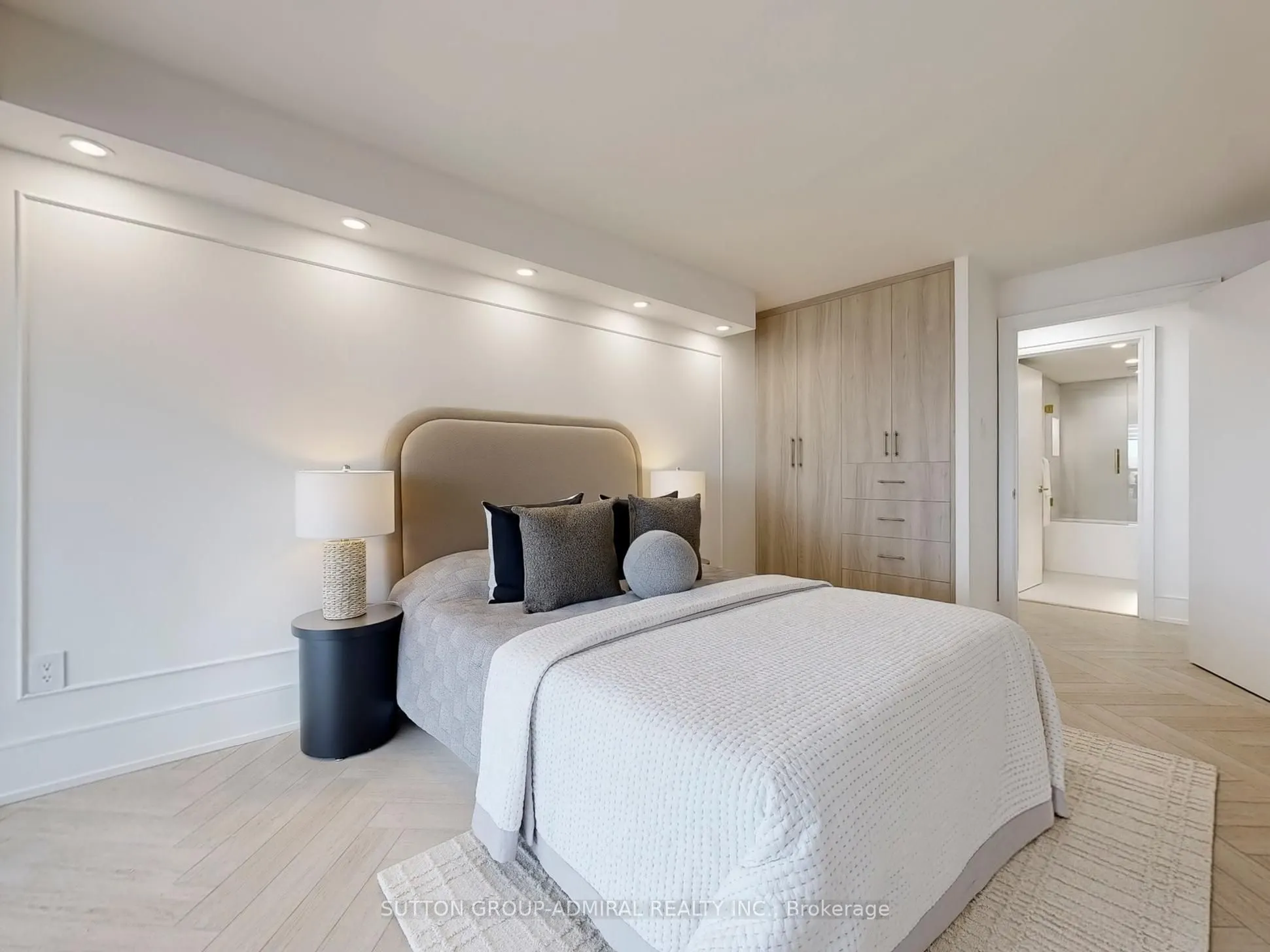 1 Clark Avenue W, #704