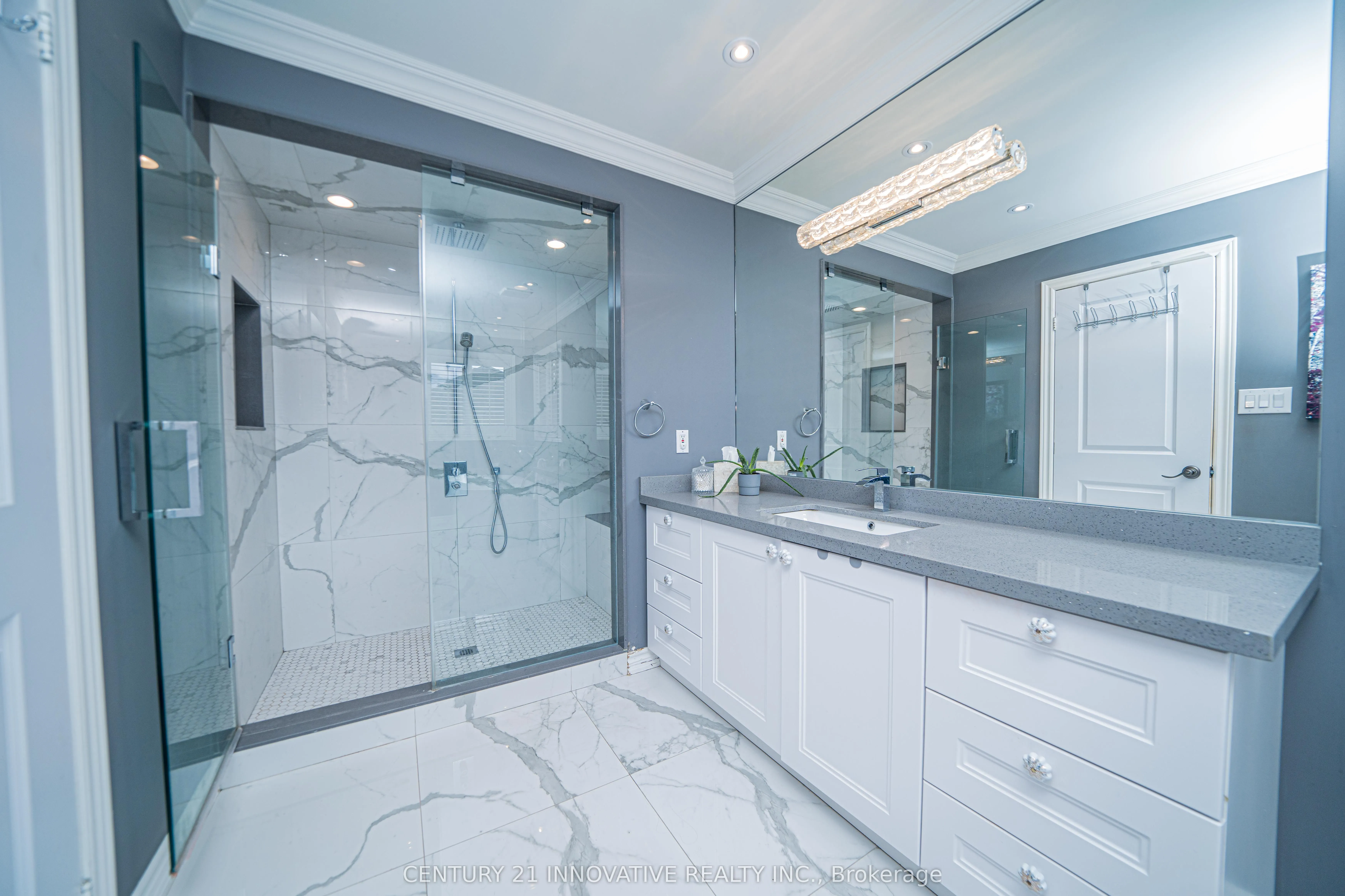 46 Laura Sabrina Drive, #Upper
