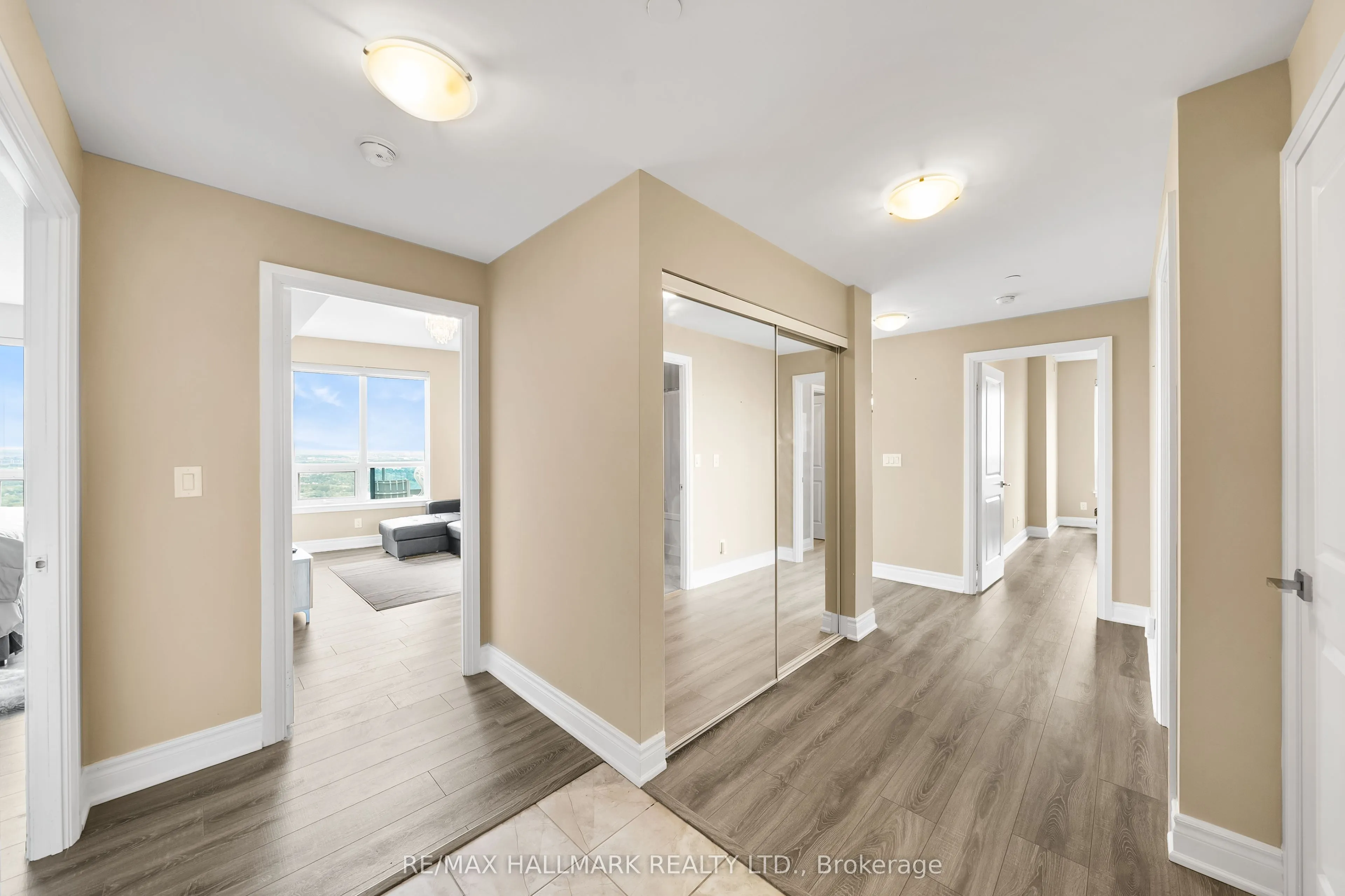 7171 Yonge Street, #PH301
