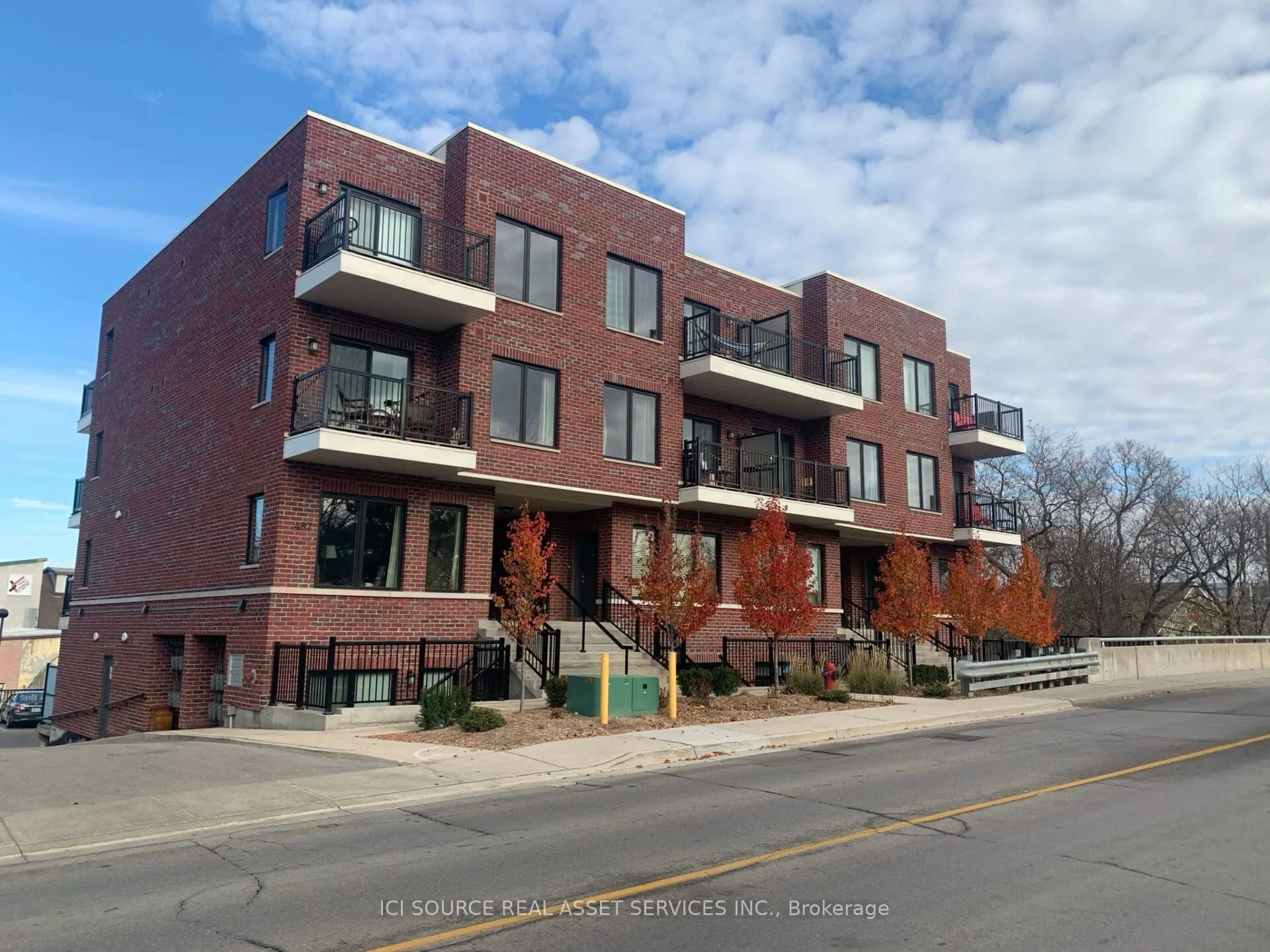 487 Queen Street, #303