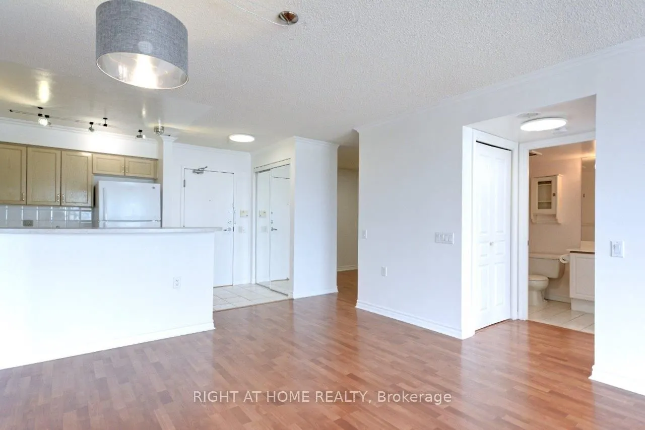 9015 Leslie Street, #615