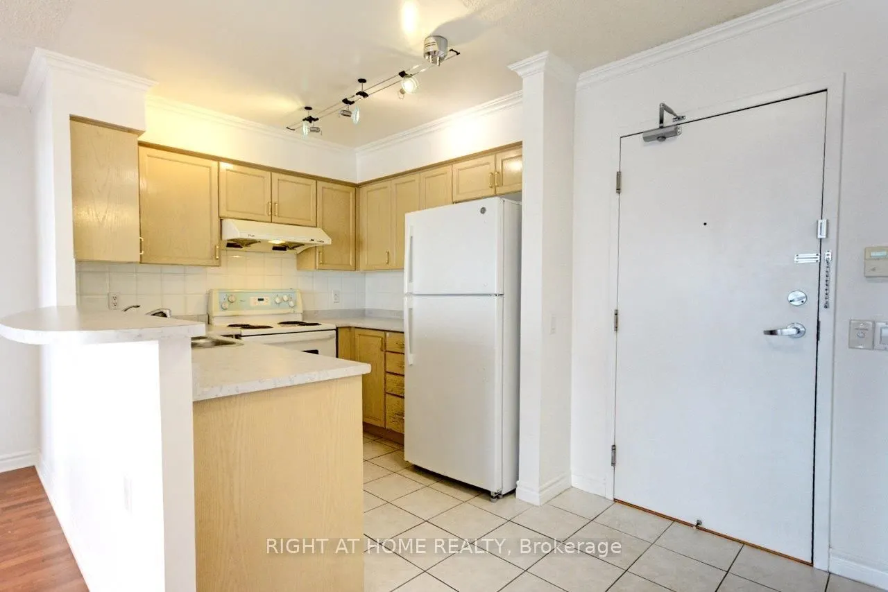 9015 Leslie Street, #615
