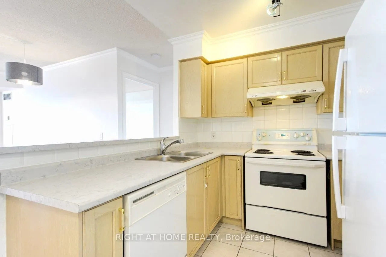9015 Leslie Street, #615