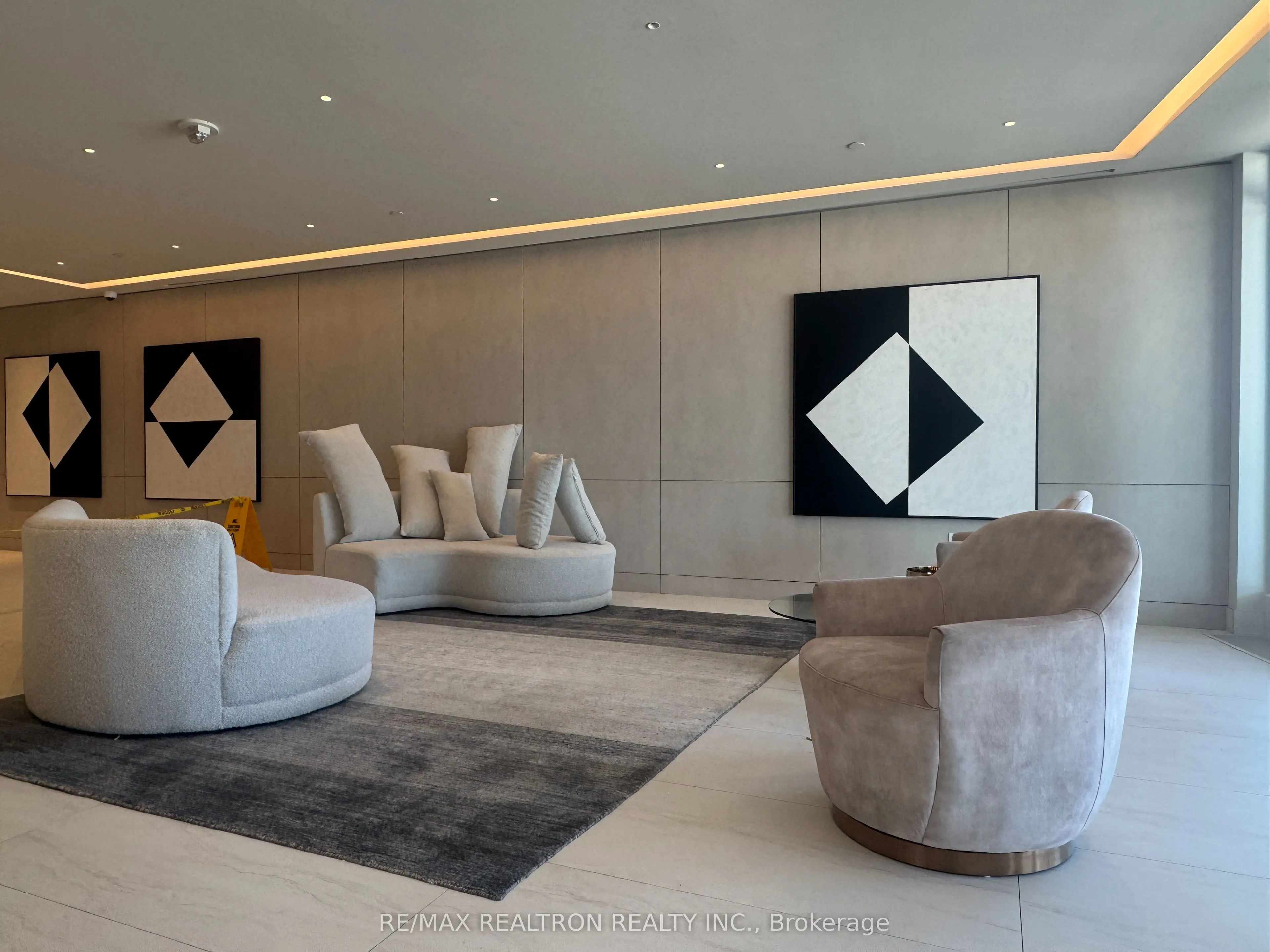 50 Upper Mall Way, #728