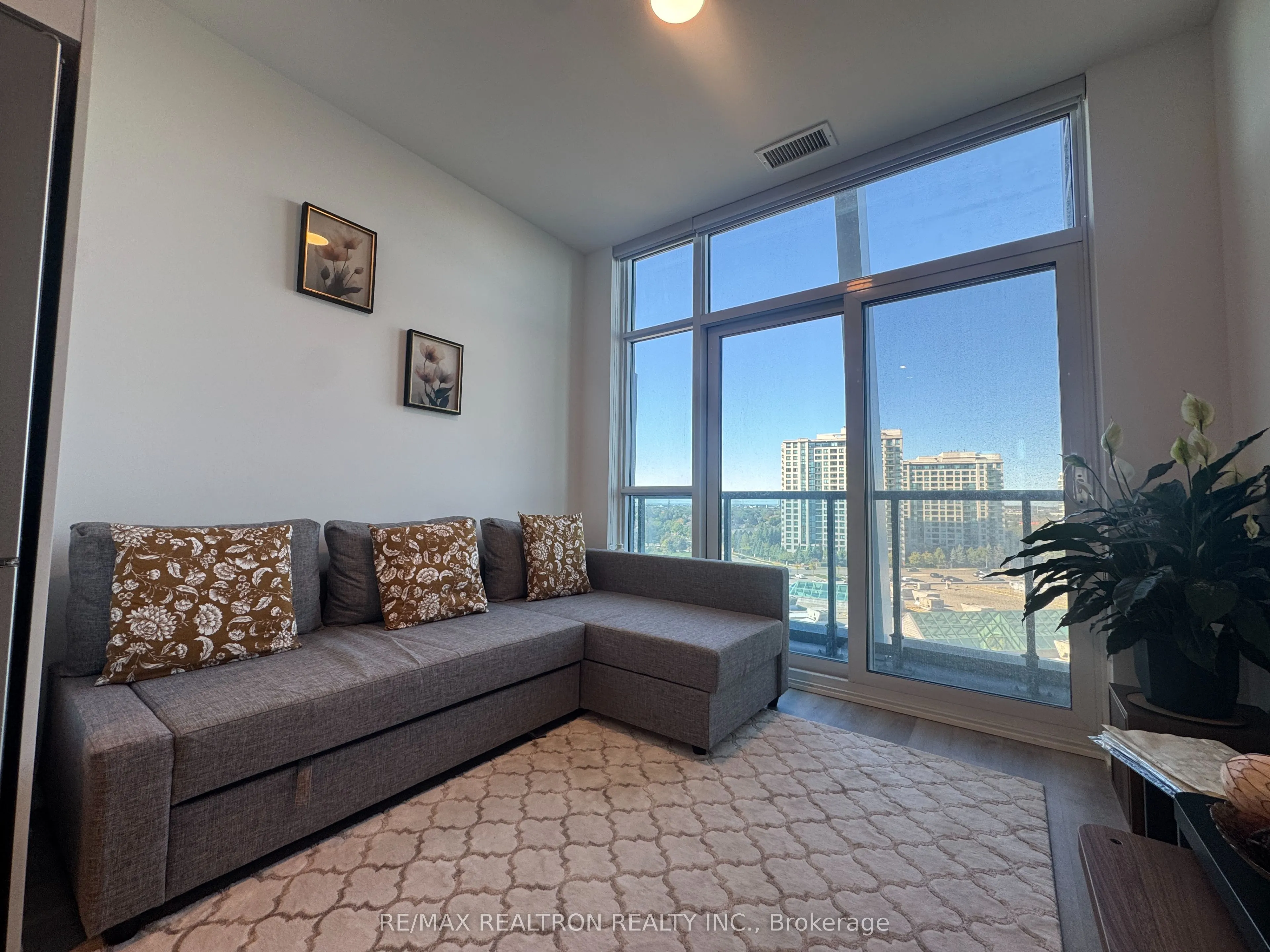 50 Upper Mall Way, #728