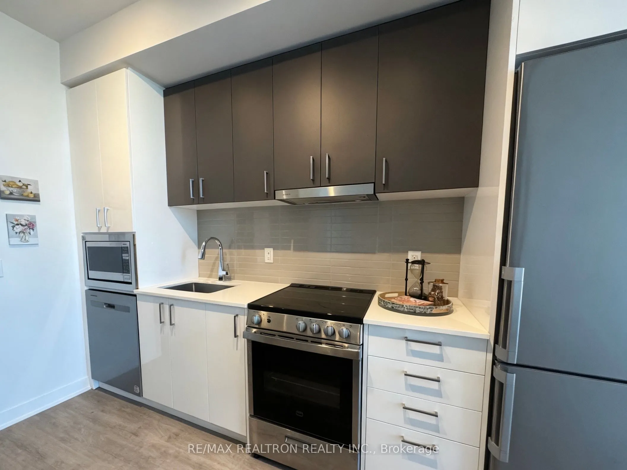 50 Upper Mall Way, #728