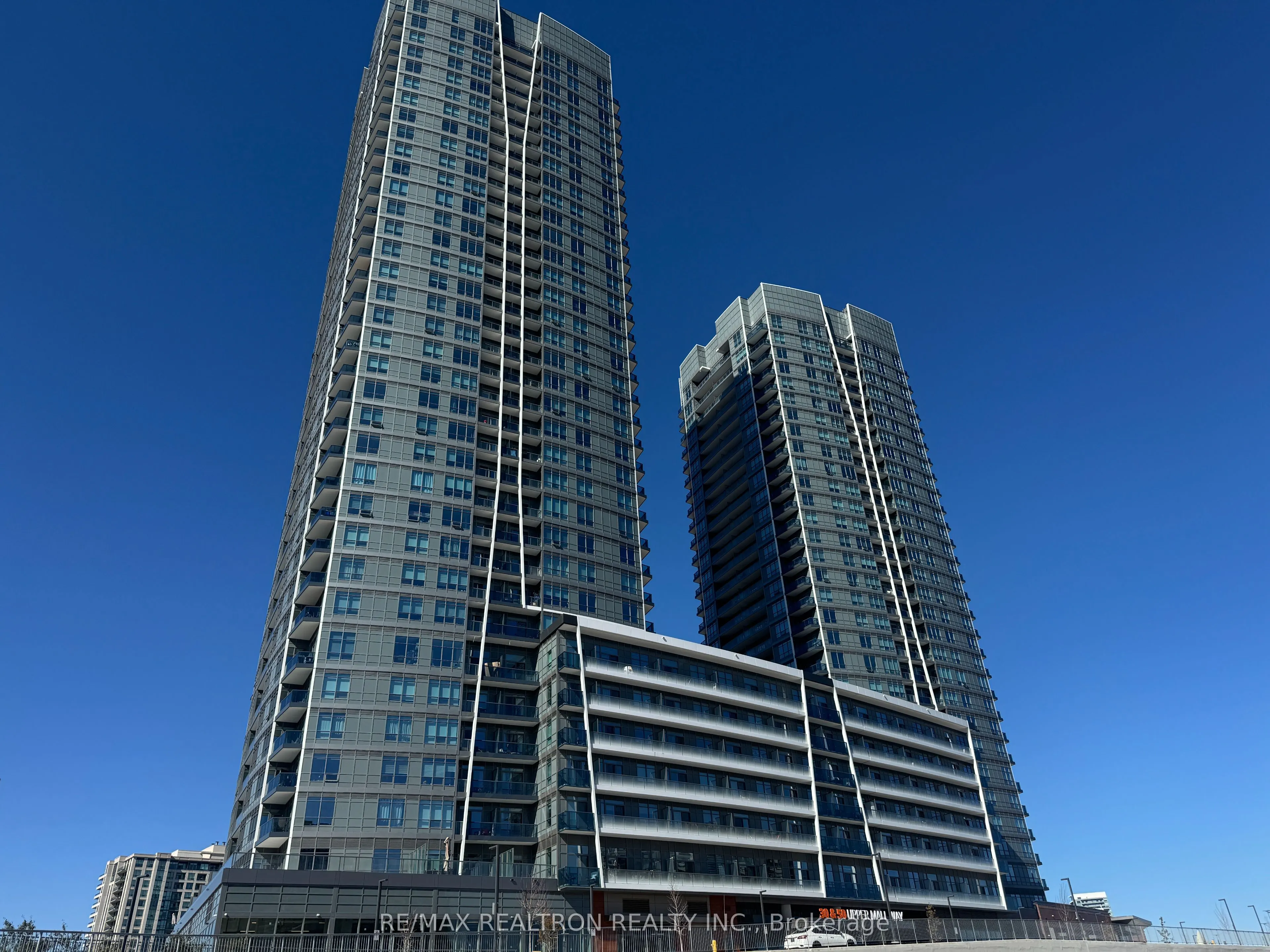 50 Upper Mall Way, #728