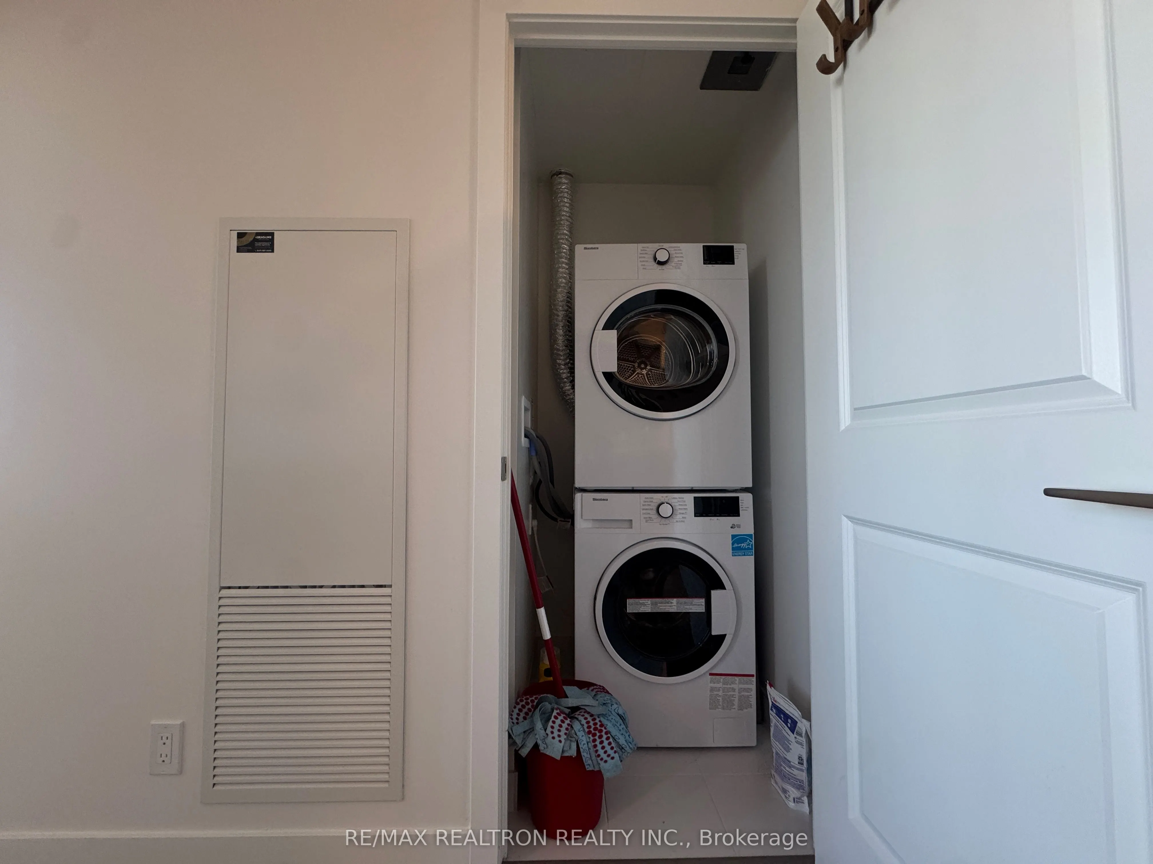 50 Upper Mall Way, #728