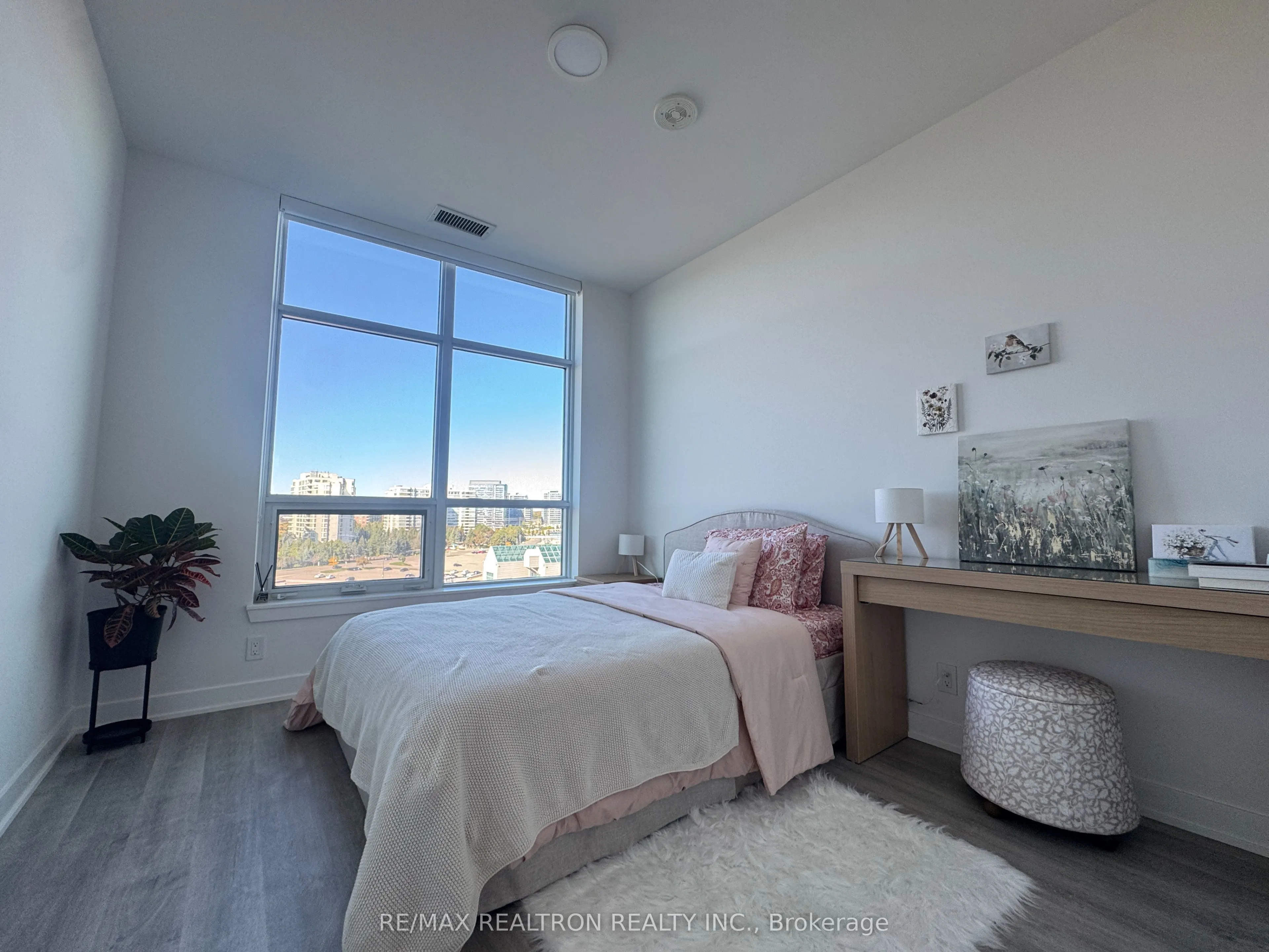 50 Upper Mall Way, #728