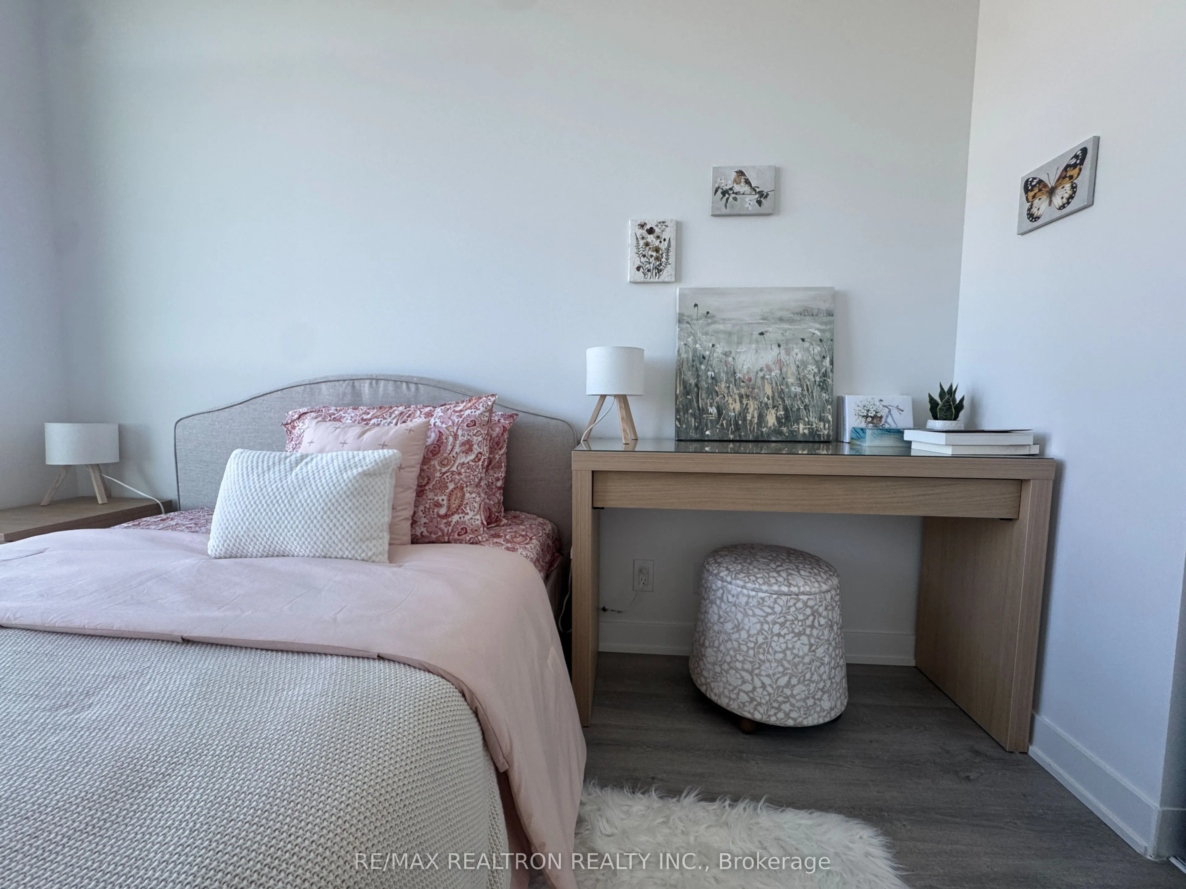 50 Upper Mall Way, #728
