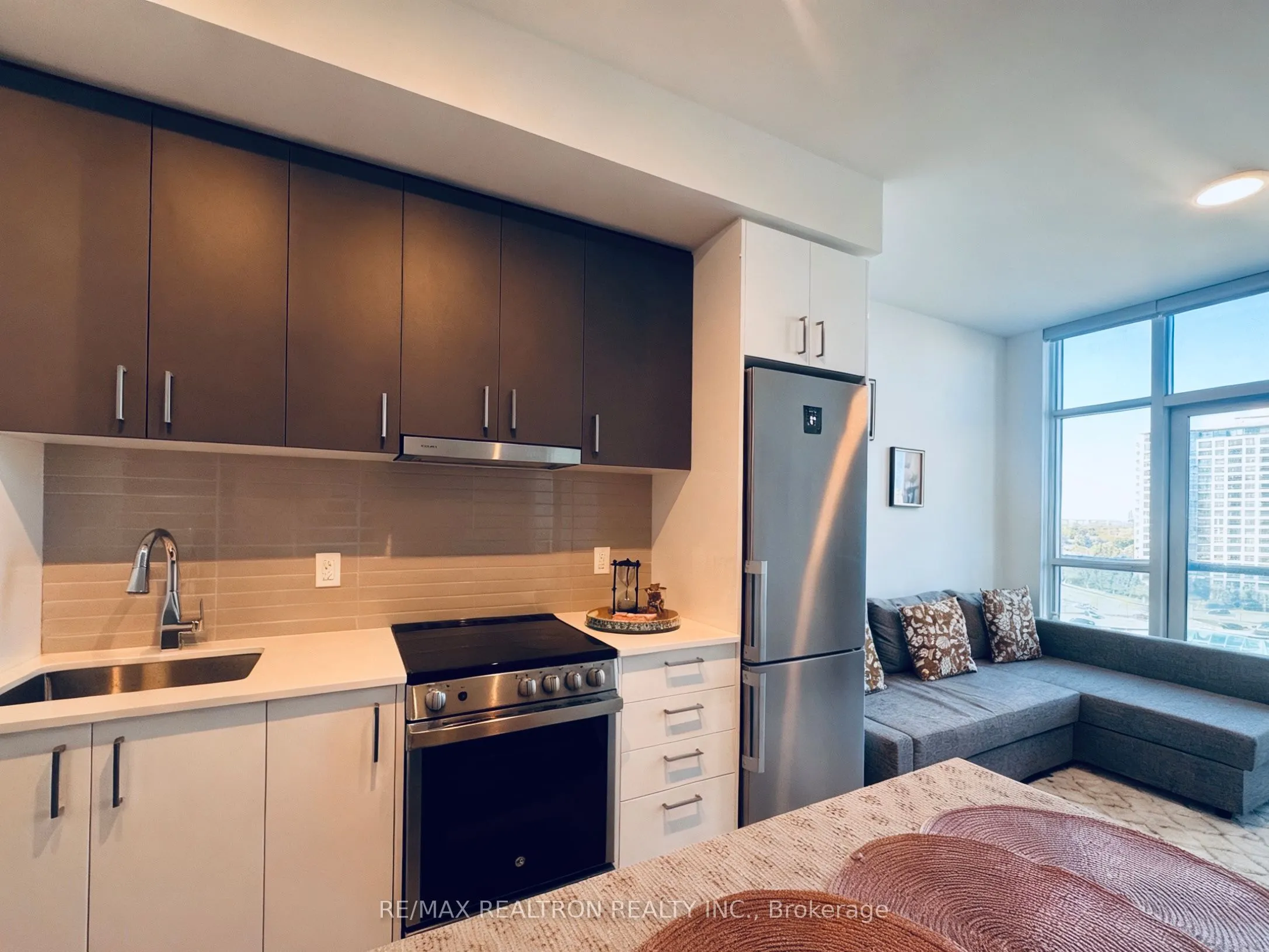 50 Upper Mall Way, #728
