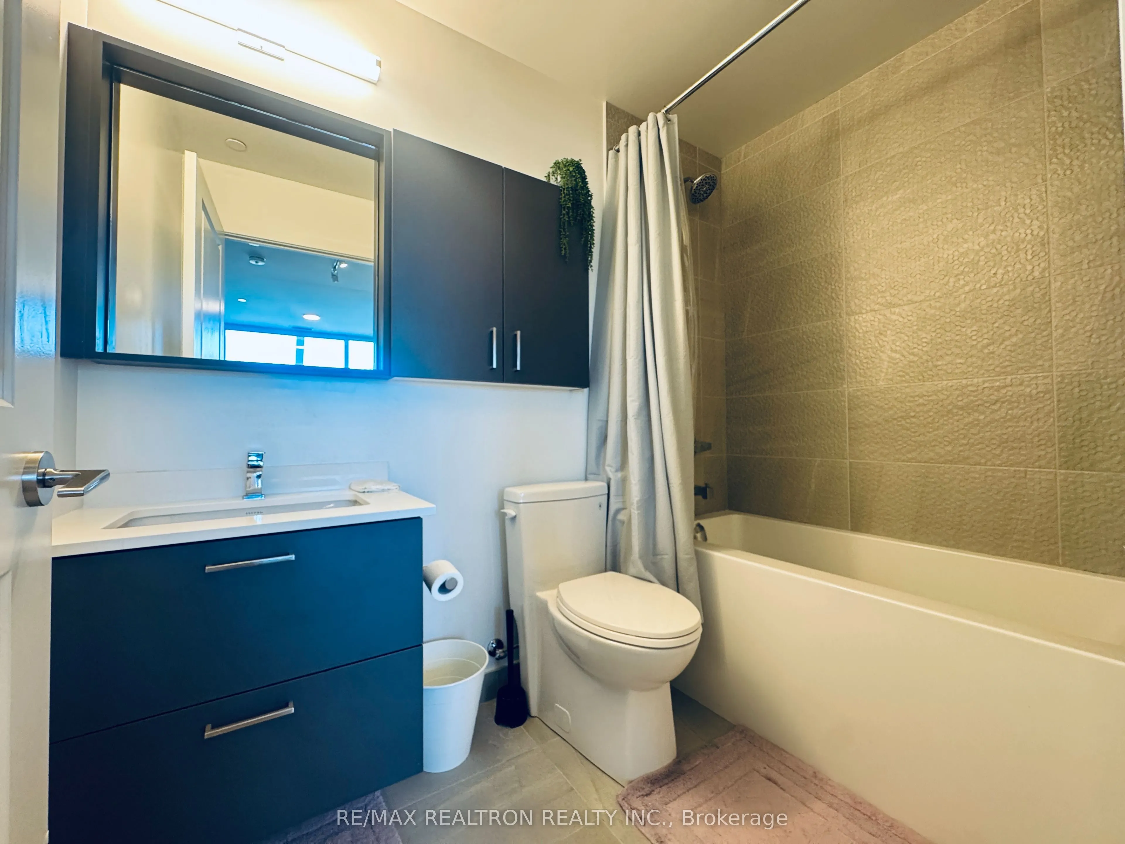 50 Upper Mall Way, #728