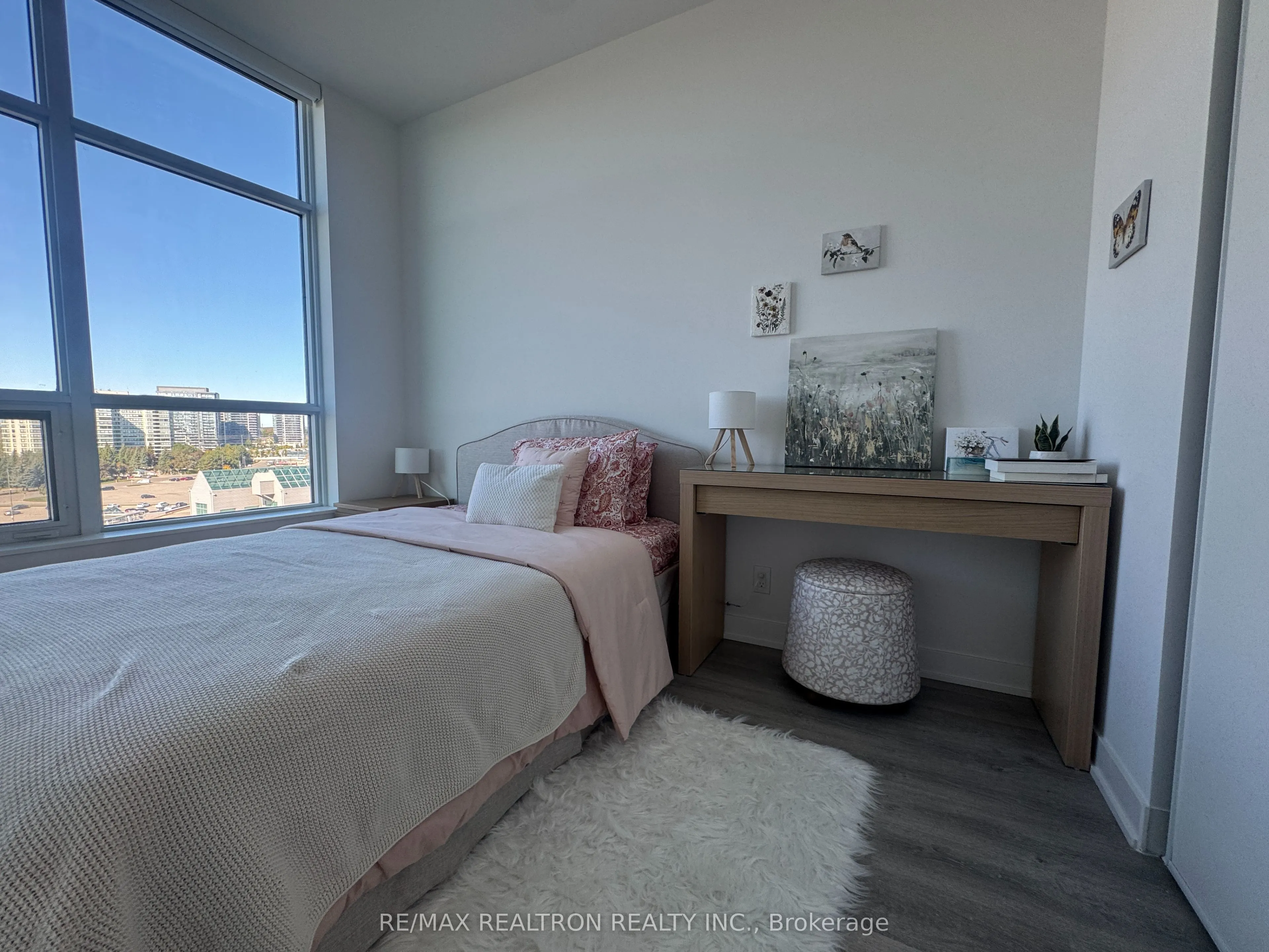 50 Upper Mall Way, #728
