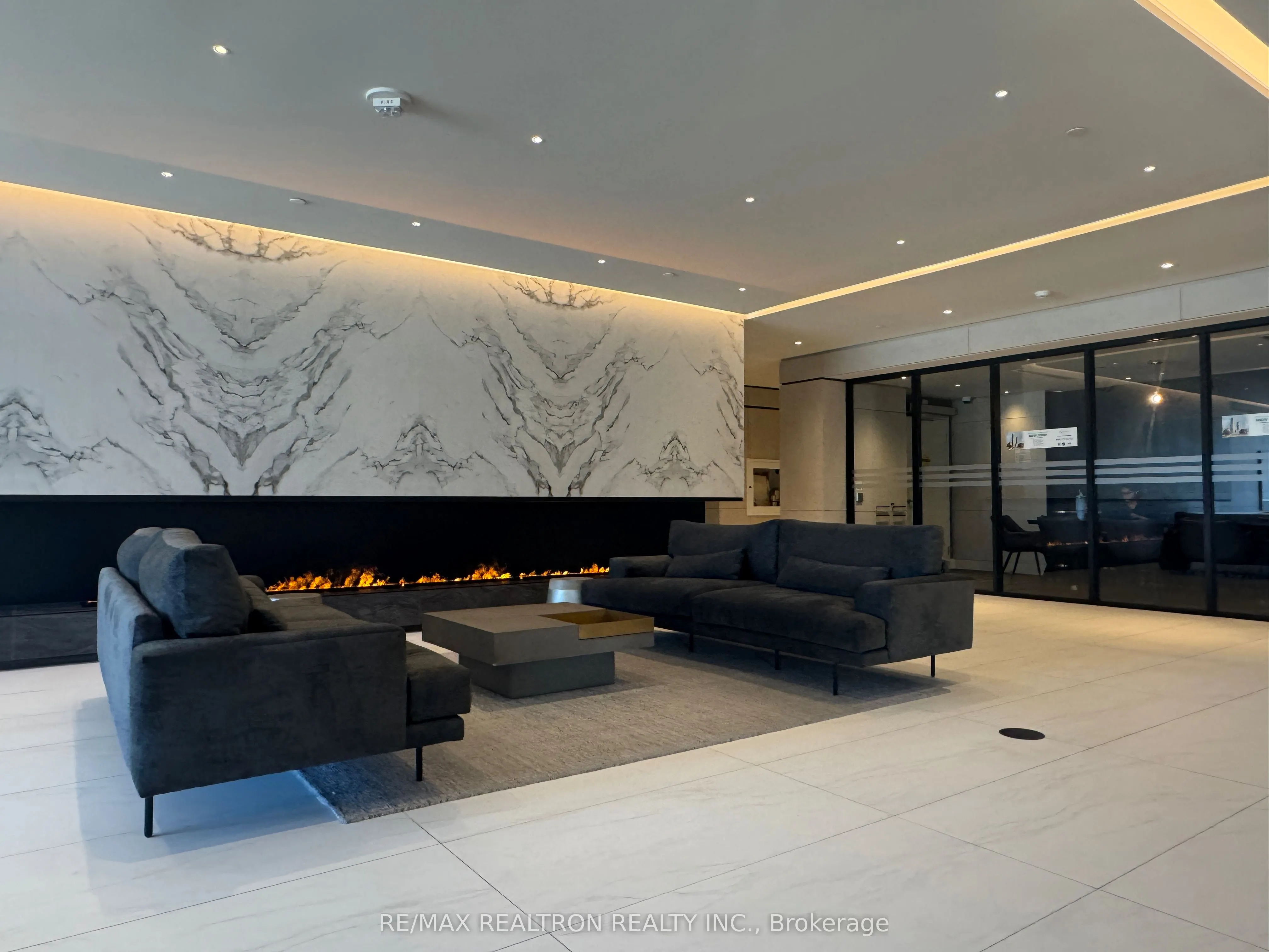 50 Upper Mall Way, #728