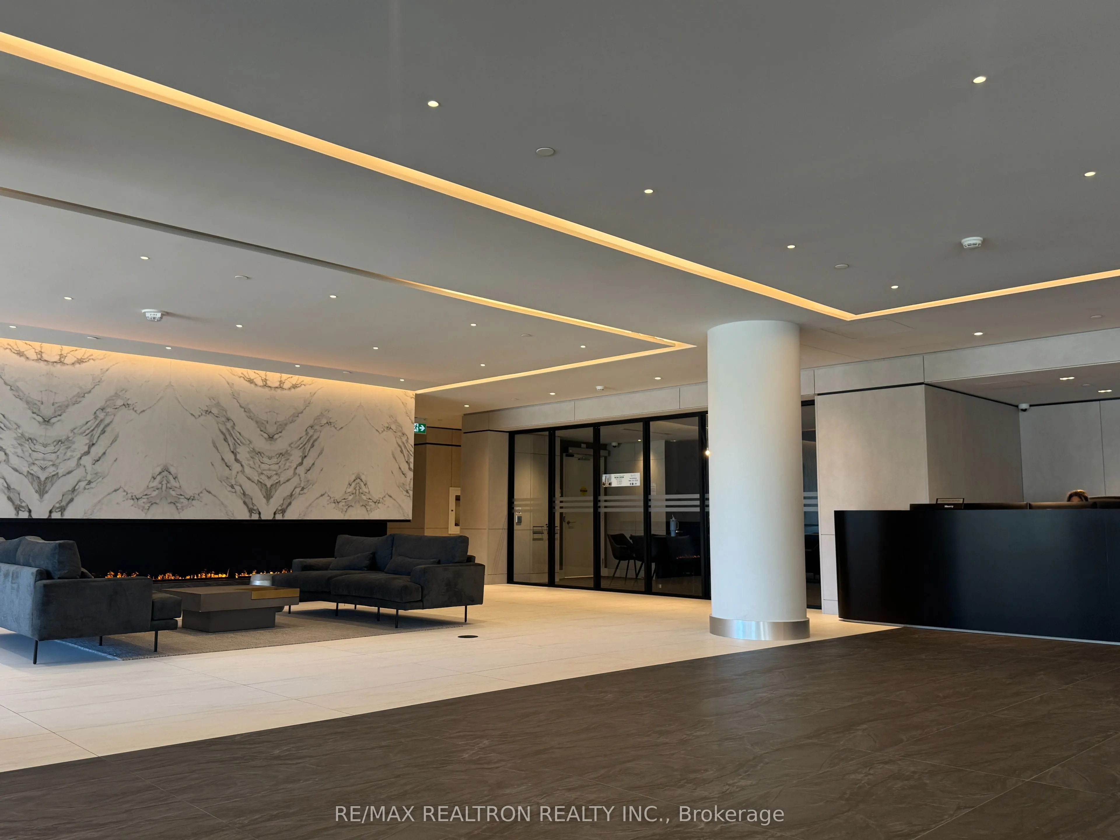 50 Upper Mall Way, #728